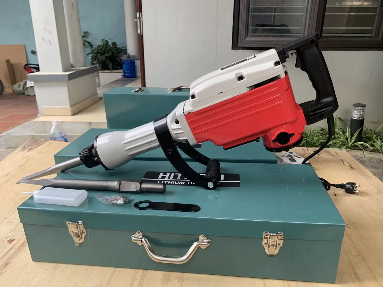 Máy đục bê tông cầm tay 30mm Hatachi PH65A -1800w - Máy đục hạng nặng chuyên dụng - Lực đập mạnh - Giá rẻ