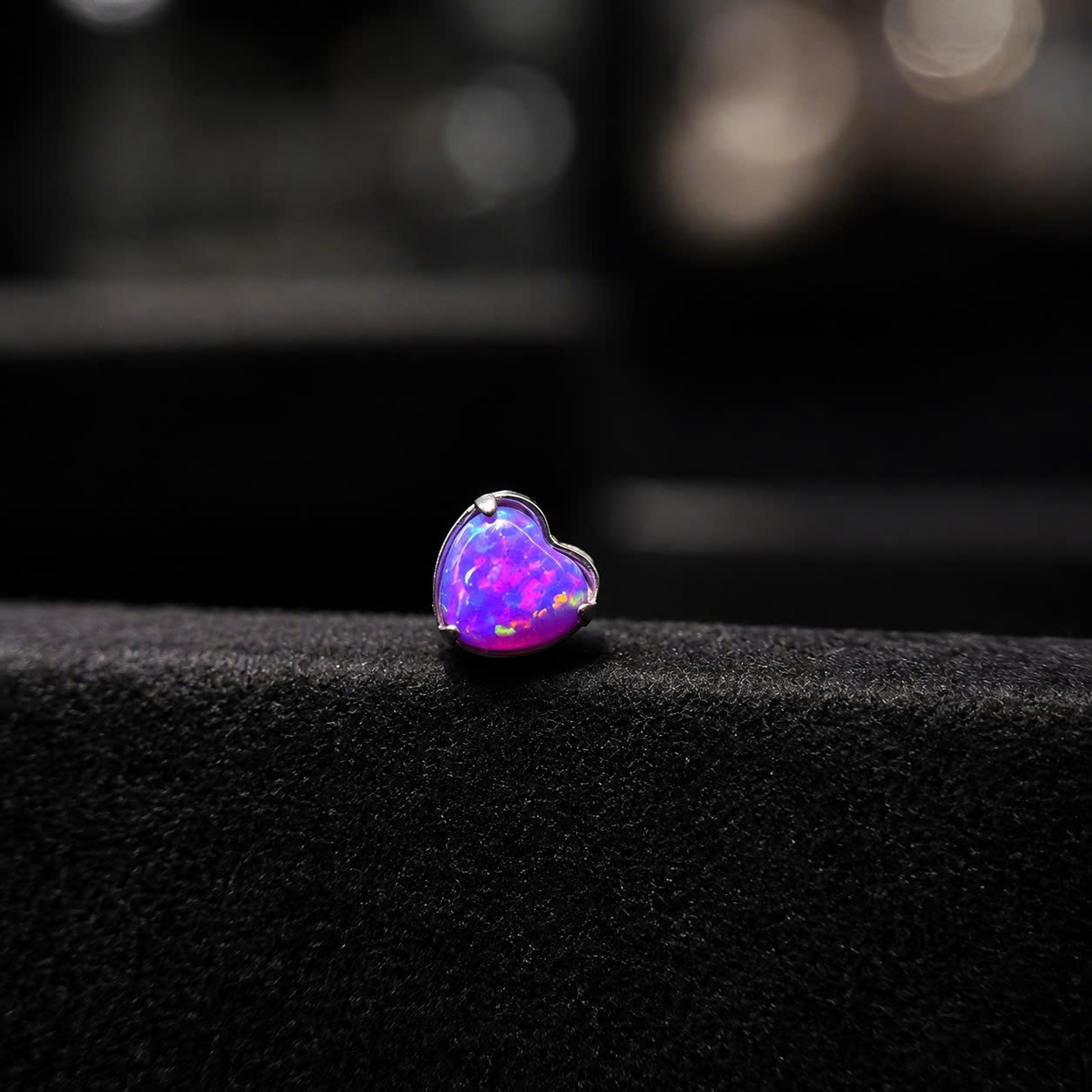 khuyên lưỡi titan trái tim opal tím.