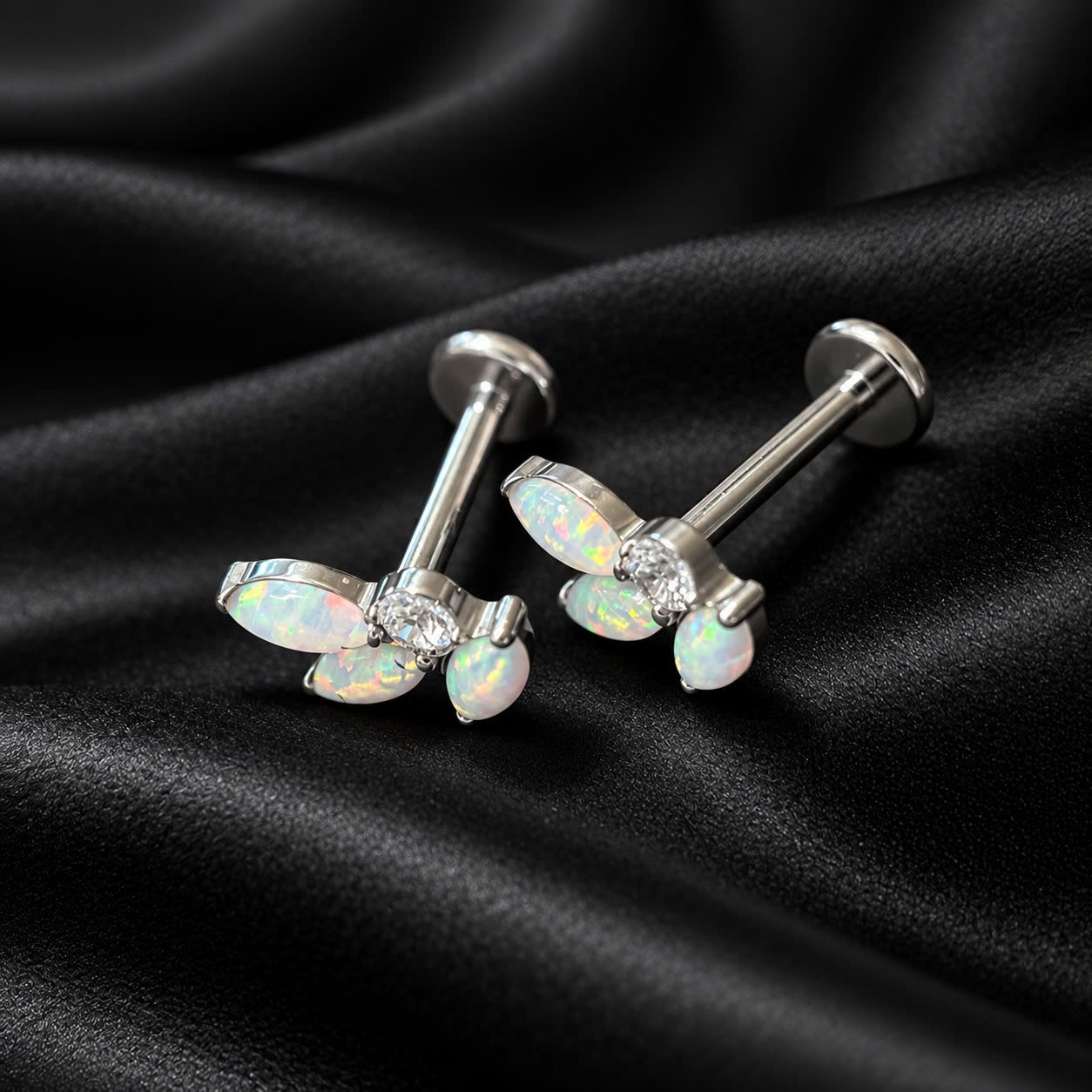 Khuyên kiểu titan 3 lá opal.