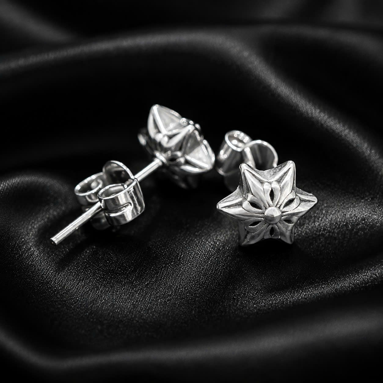 Khuyên kiểu chrome heart sao nhỏ
