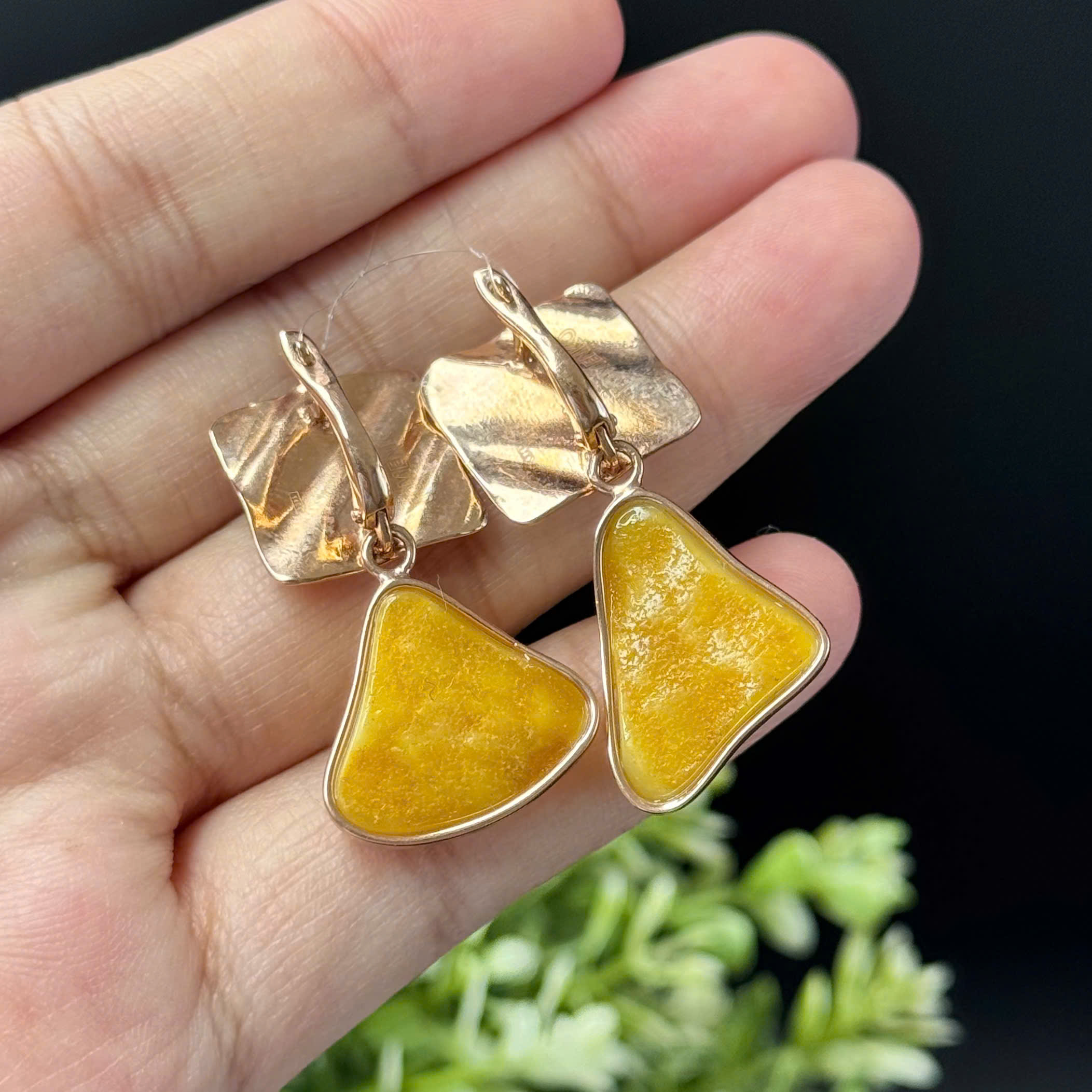 Bông Tai Hổ Phách Mật Vàng Dáng Tam Giác Khung Bạc Si Vàng - 3466