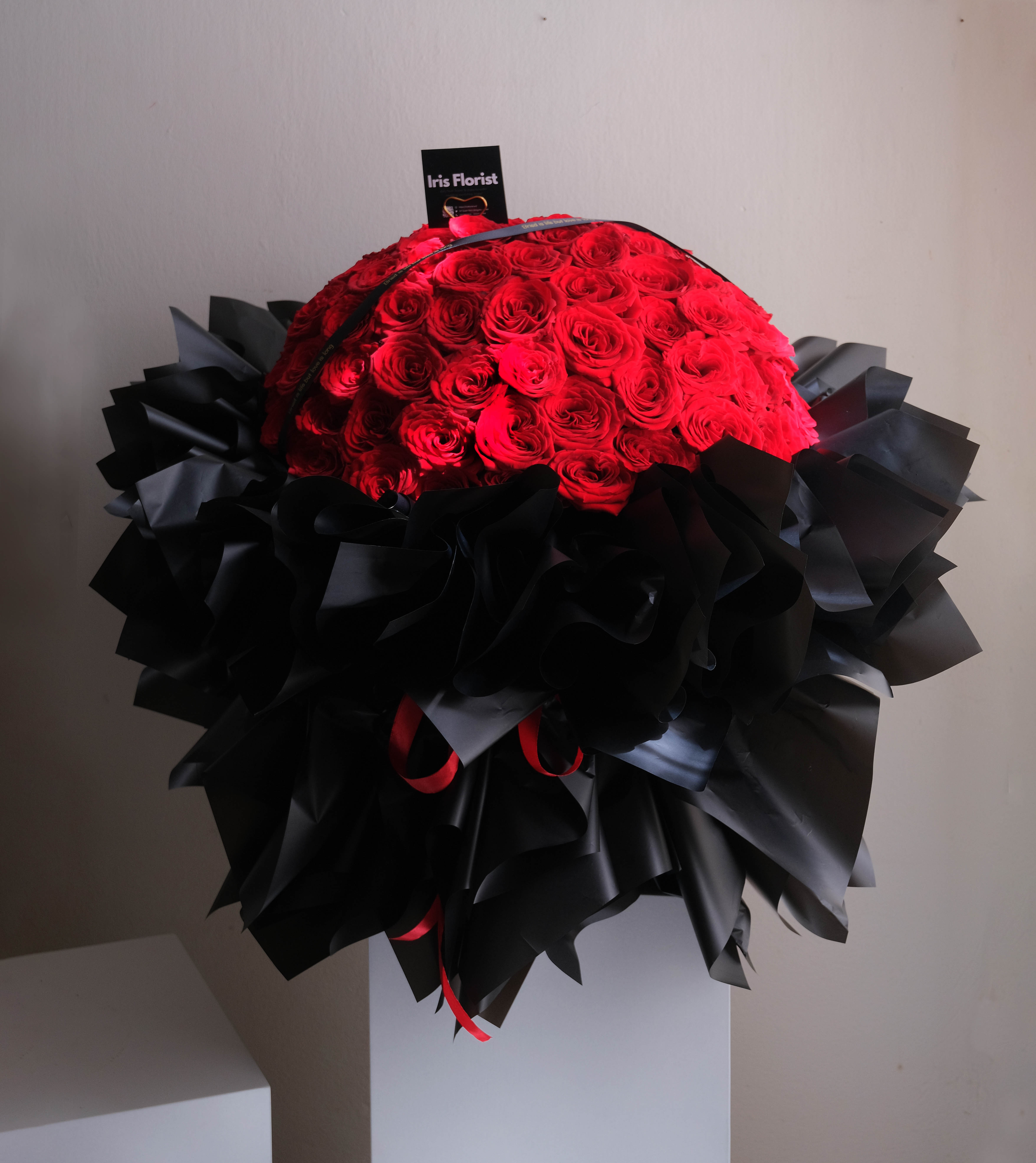 Bó hoa 99 bông hồng đỏ Red Naomi (bó cắm cốt xốp ẩm)