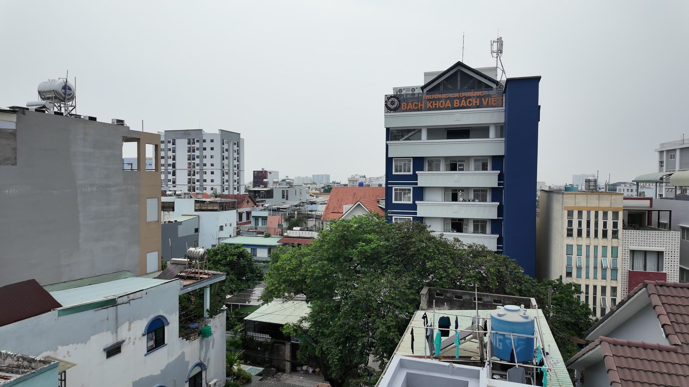 Trường Cao đẳng Bách khoa Bách Việt nhìn từ sân thượng tòa nhà, đường An Nhơn, Gò Vấp