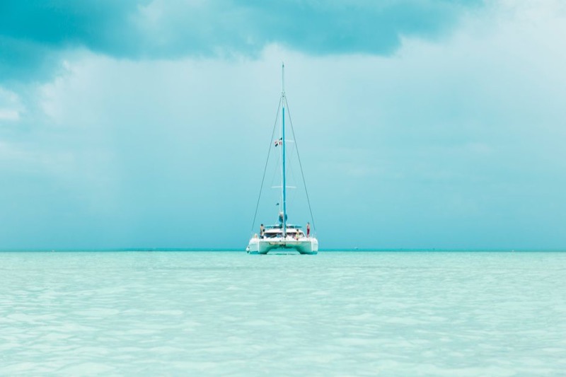 Catamarán navegando en aguas turquesa frente a Isla Mujeres