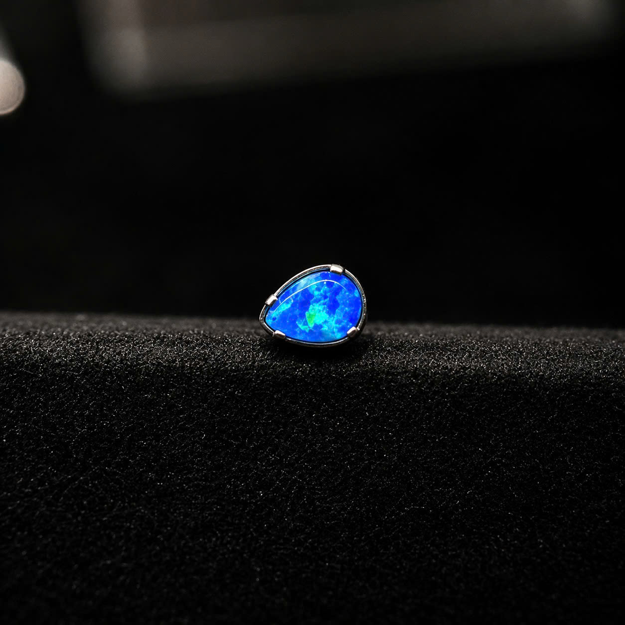 khuyên lưỡi titan giọt nước opal xanh 3mm.