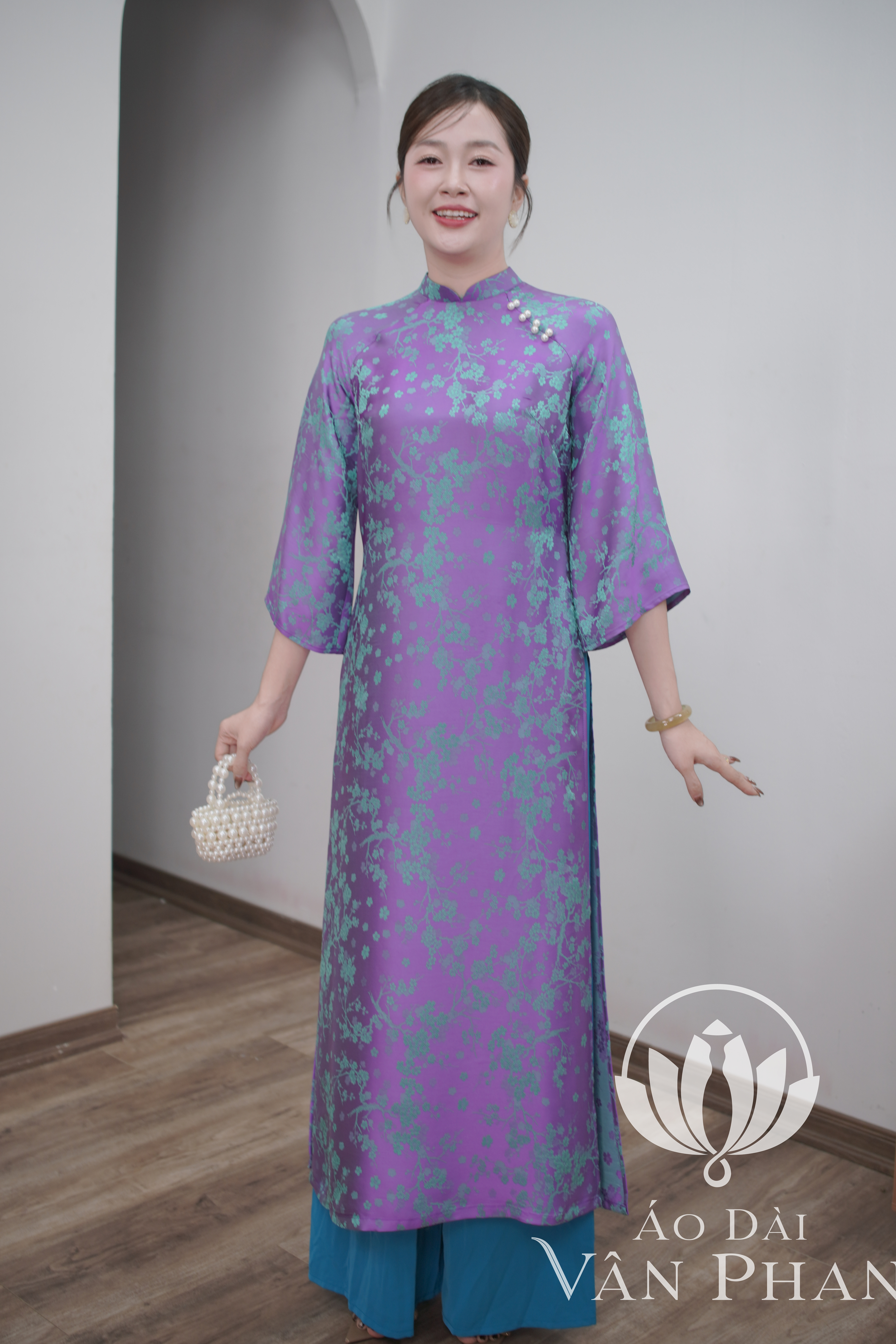 CT410 áo dài cách tân cổ 2p tay loe tơ tằm tím hoa đào_thumbnail_1