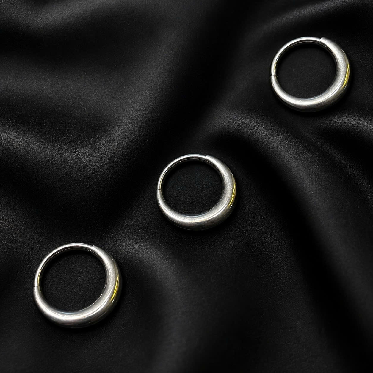 Khuyên vòng kiểu titan trơn 12mm.