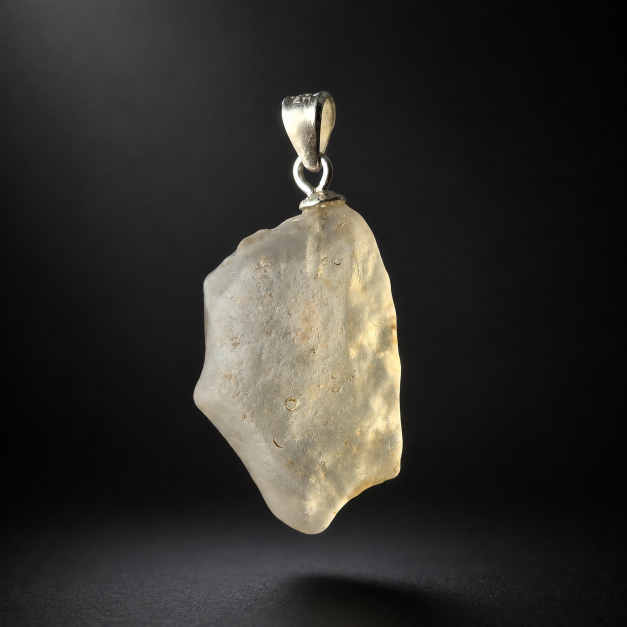 Mặt Dây Chuyền Libyan Desert Glass Dáng Thô Khấu S.925