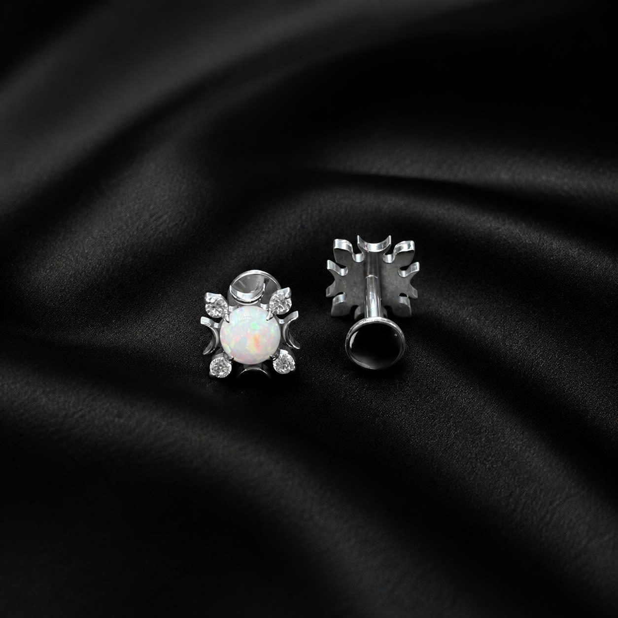 Khuyên kiểu titan opal tròn to 4 đá trắng.