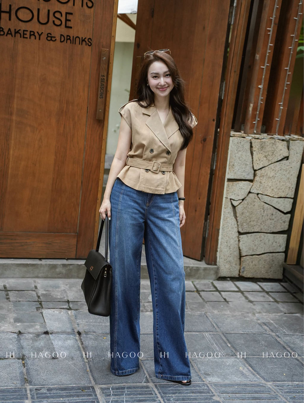 เสื้อเชิ้ตสีกากี มีปกและข้อมือแบบเย็บติด