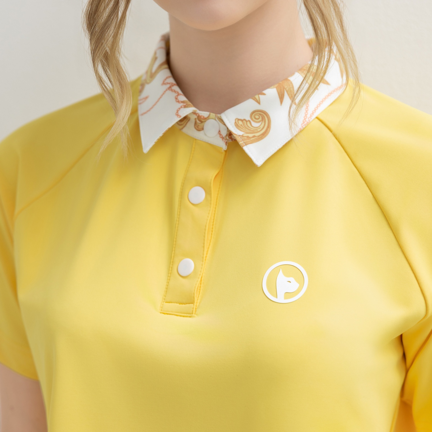 Áo Polo Crop Top Phối Cổ In Họa Tiết - Vàng_thumbnail_4