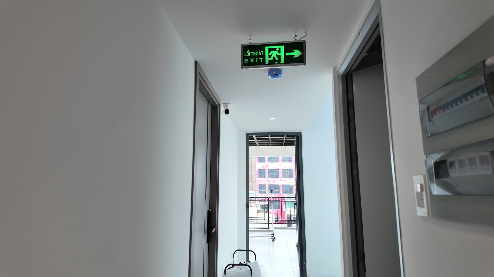 Hành lang: báo khói, đèn exit, camera