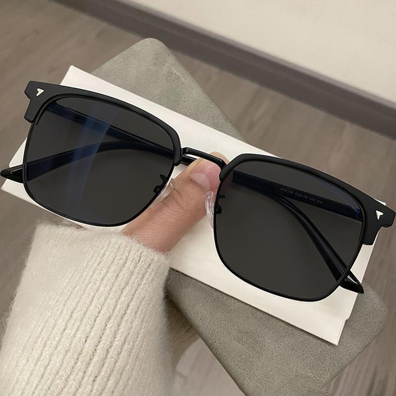 Kính Đổi Màu Thời Trang Đổi Màu với Tính Năng Đổi Màu Khi ra nắng_thumbnail_1