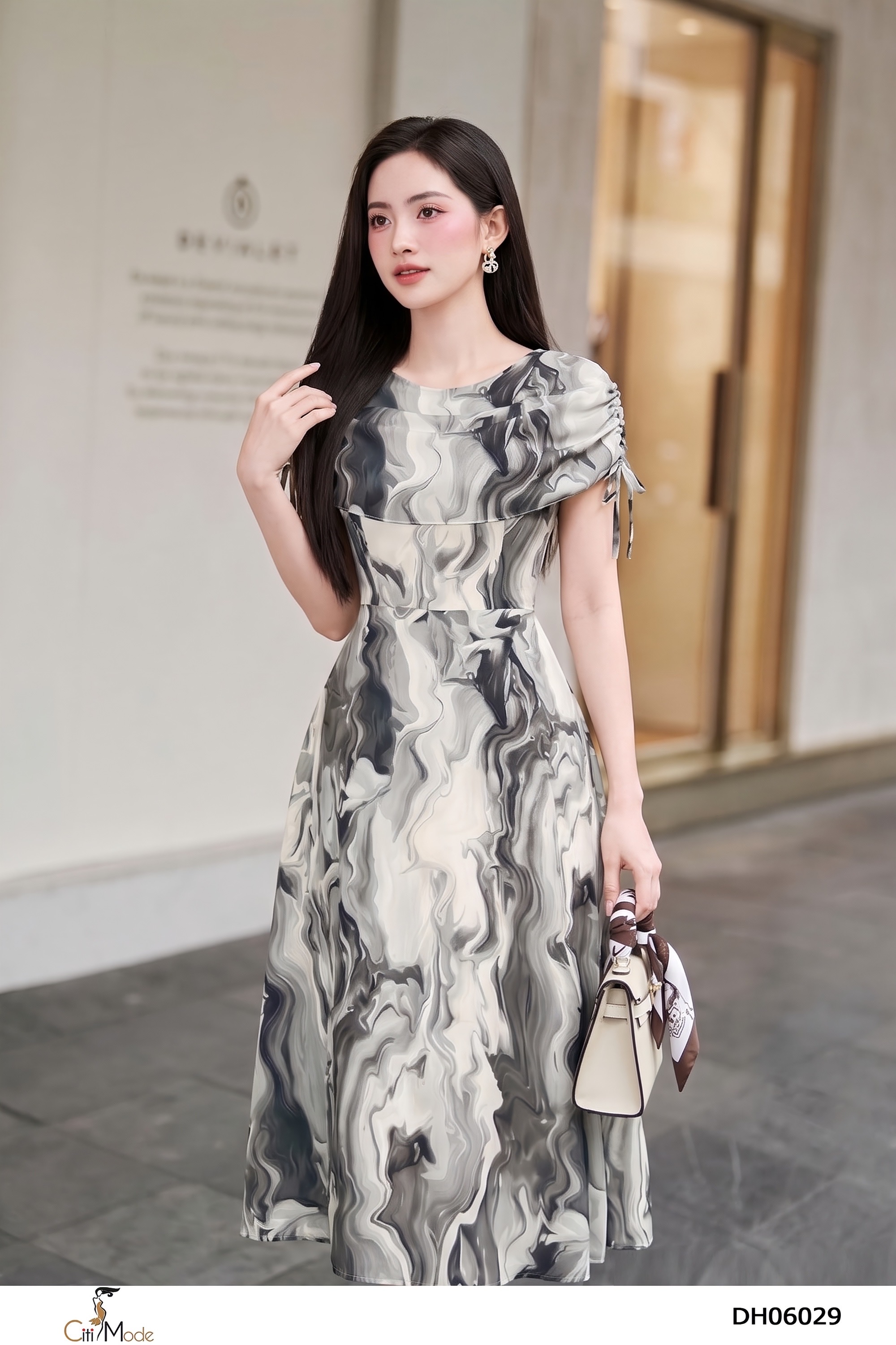 Đầm xòe họa tiết trắng đen tà phủ tay nhún thắt nơ_thumbnail_4