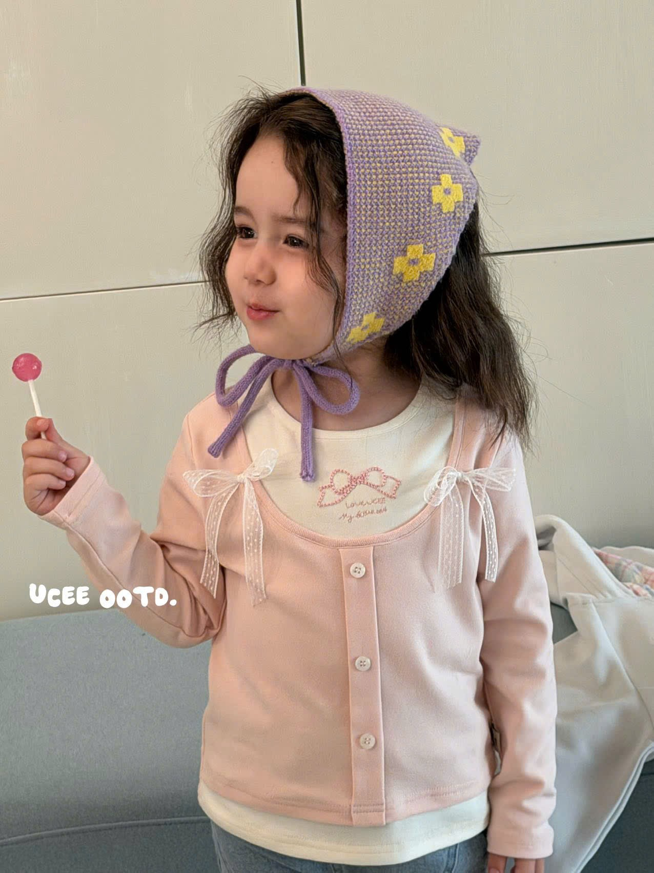 UC78 - Áo thun mềm thêu chữ UCEE