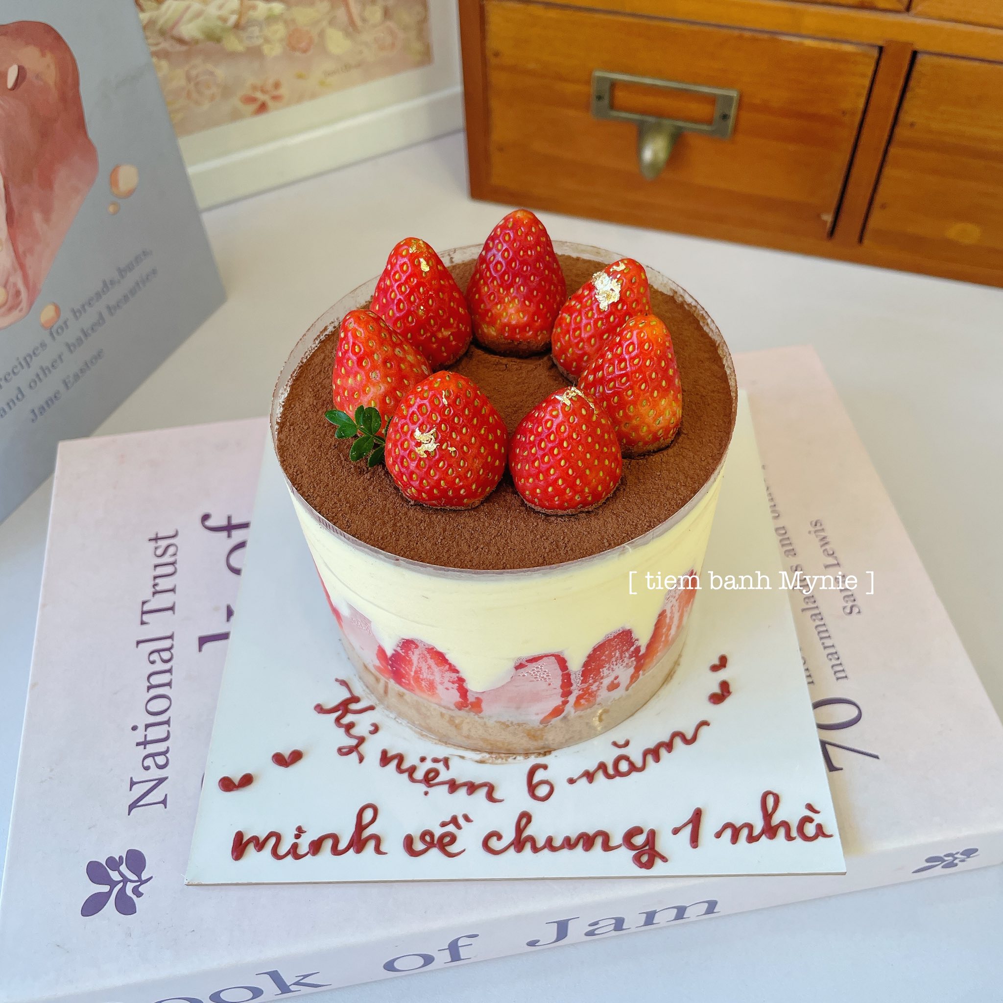 Bánh tiramisu trang trí dâu tây - TM007