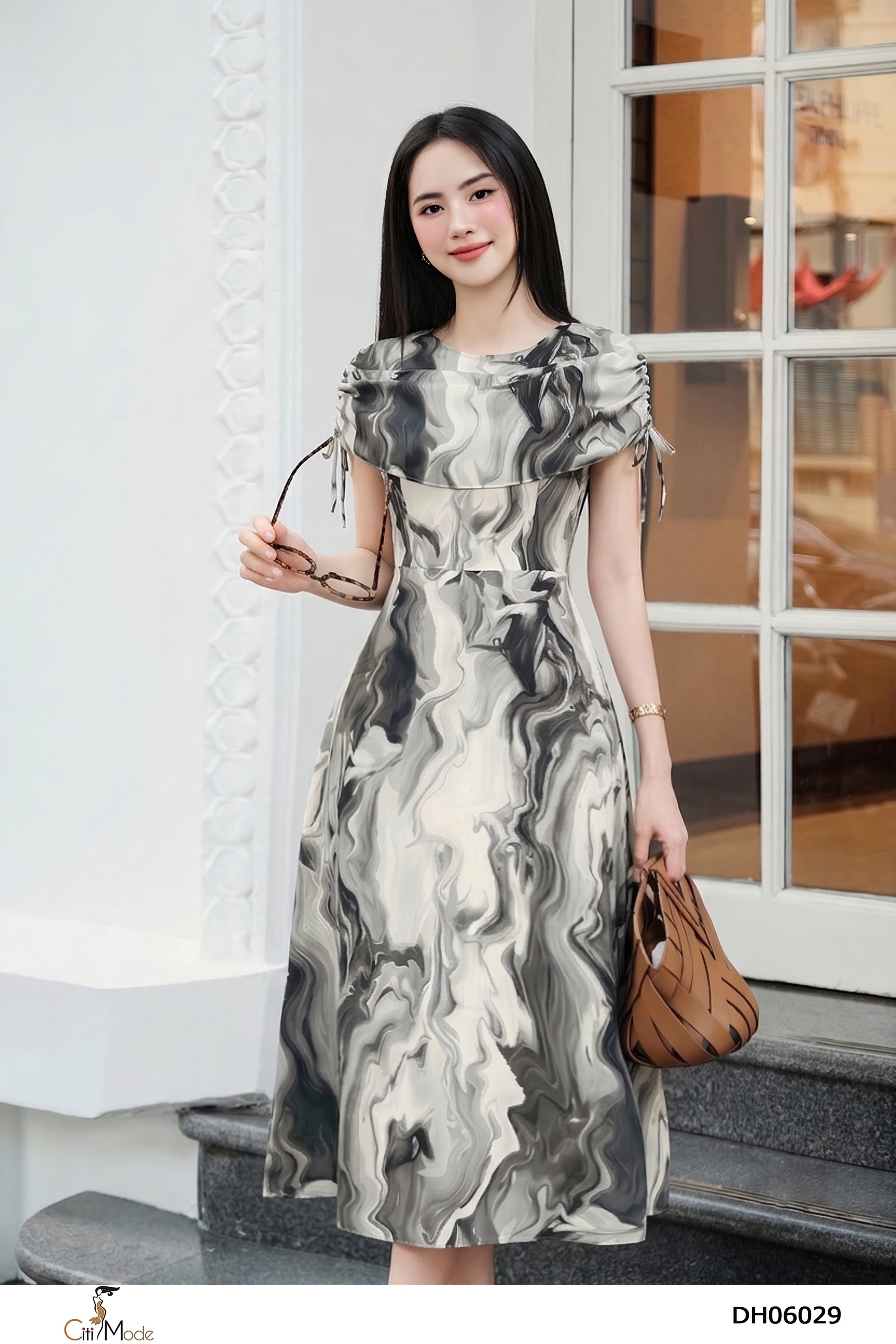 Đầm xòe họa tiết trắng đen tà phủ tay nhún thắt nơ_thumbnail_3