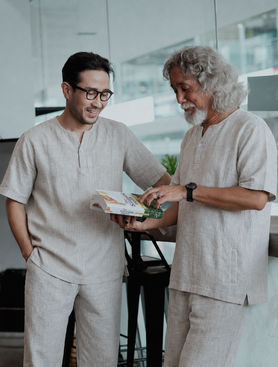 100% PREMIUM LINEN - ÁO CỔ TRÒN XẺ TRỤ CHỮ V - Vạt Ngang Túi Hông