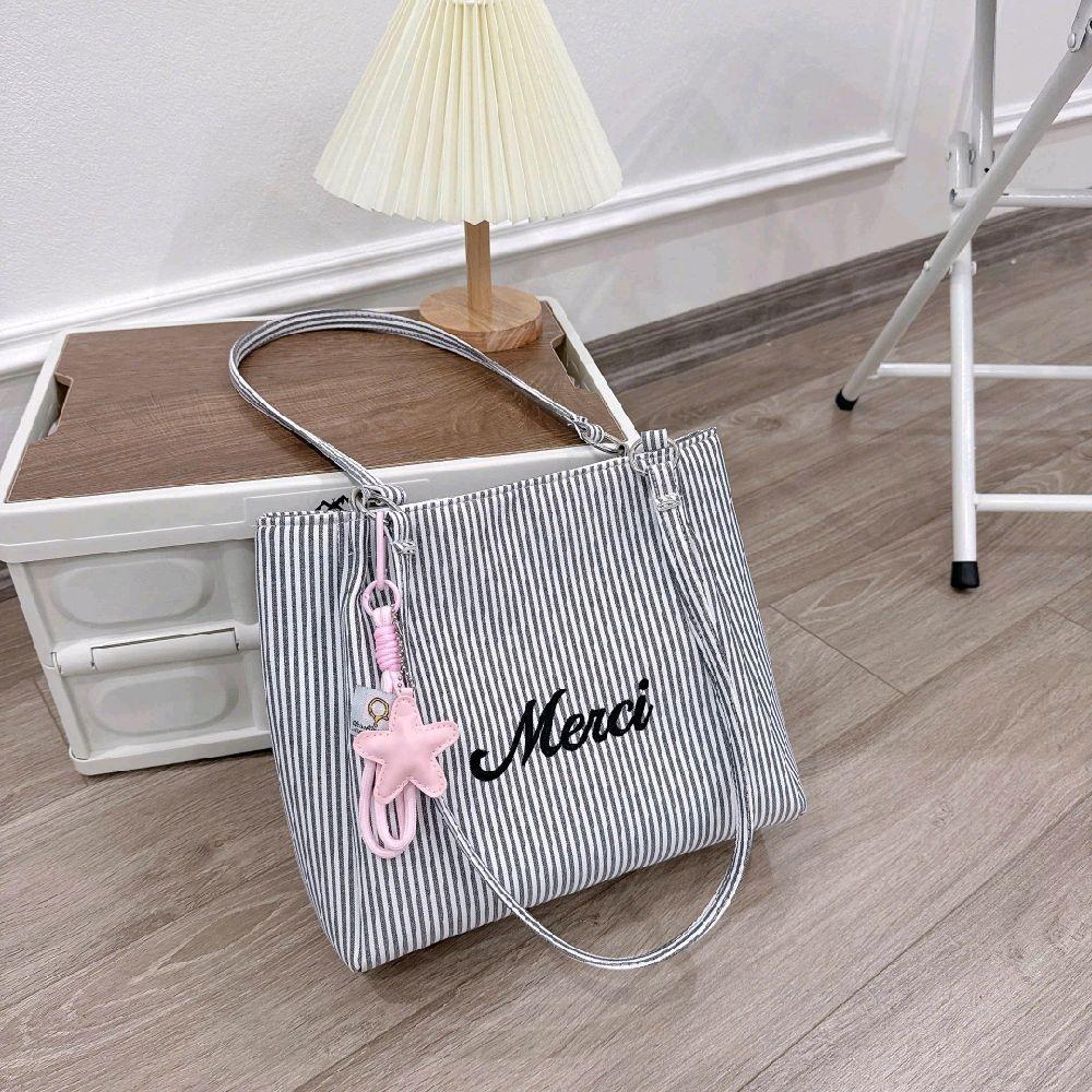 (Tặng 1 Móc Treo Bất Kỳ) Túi Tote Thời Trang Với Thiết Kế Đa Màu Sắc Và Chi Tiết 