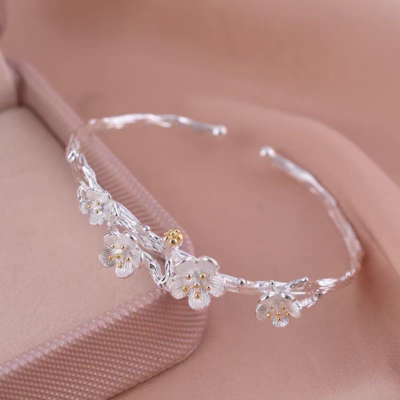 Vòng tay hoa anh đào "Tam Sinh Tam Thế" là chiếc vòng tay độc đáo, đa năng dành cho nữ sinh, rất thích hợp làm quà tặng cho bạn gái hoặc bạn thân
