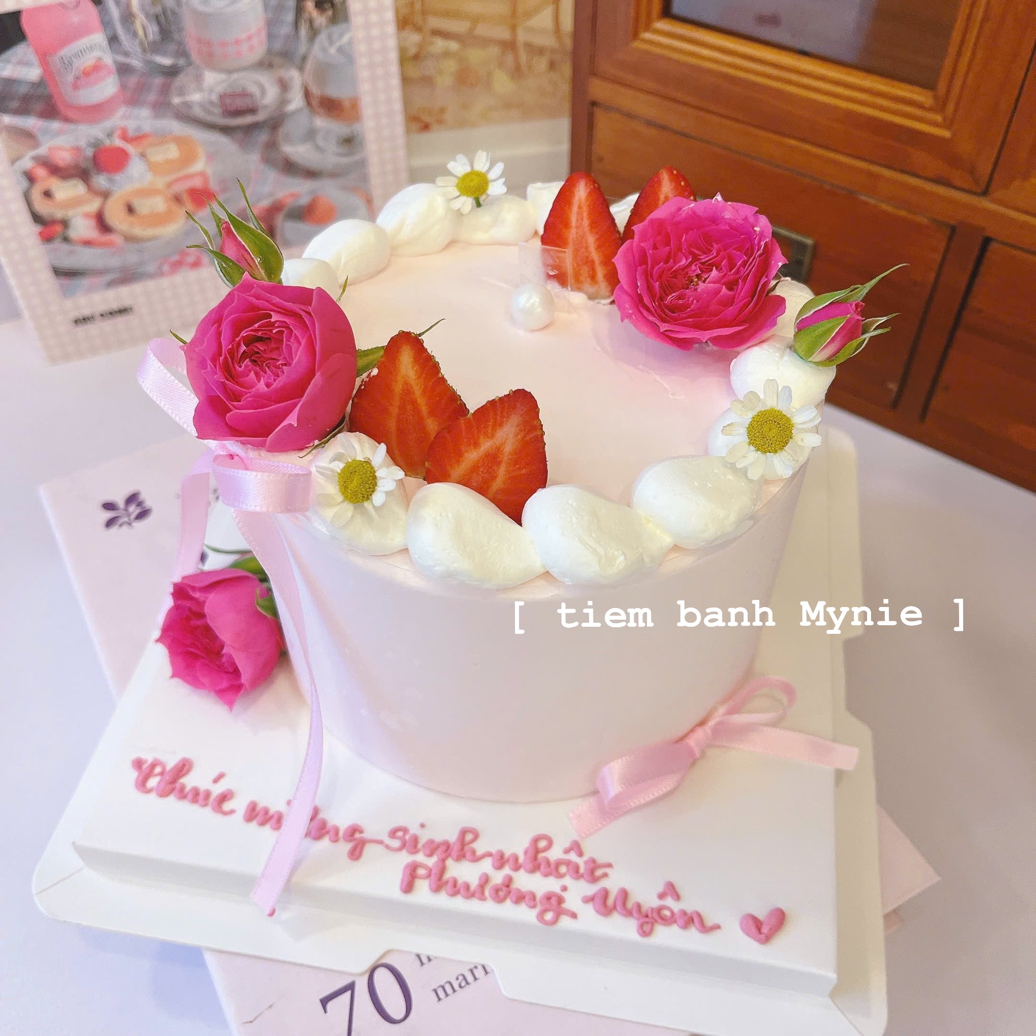 Bánh kem trang trí hoa tươi - MH0157