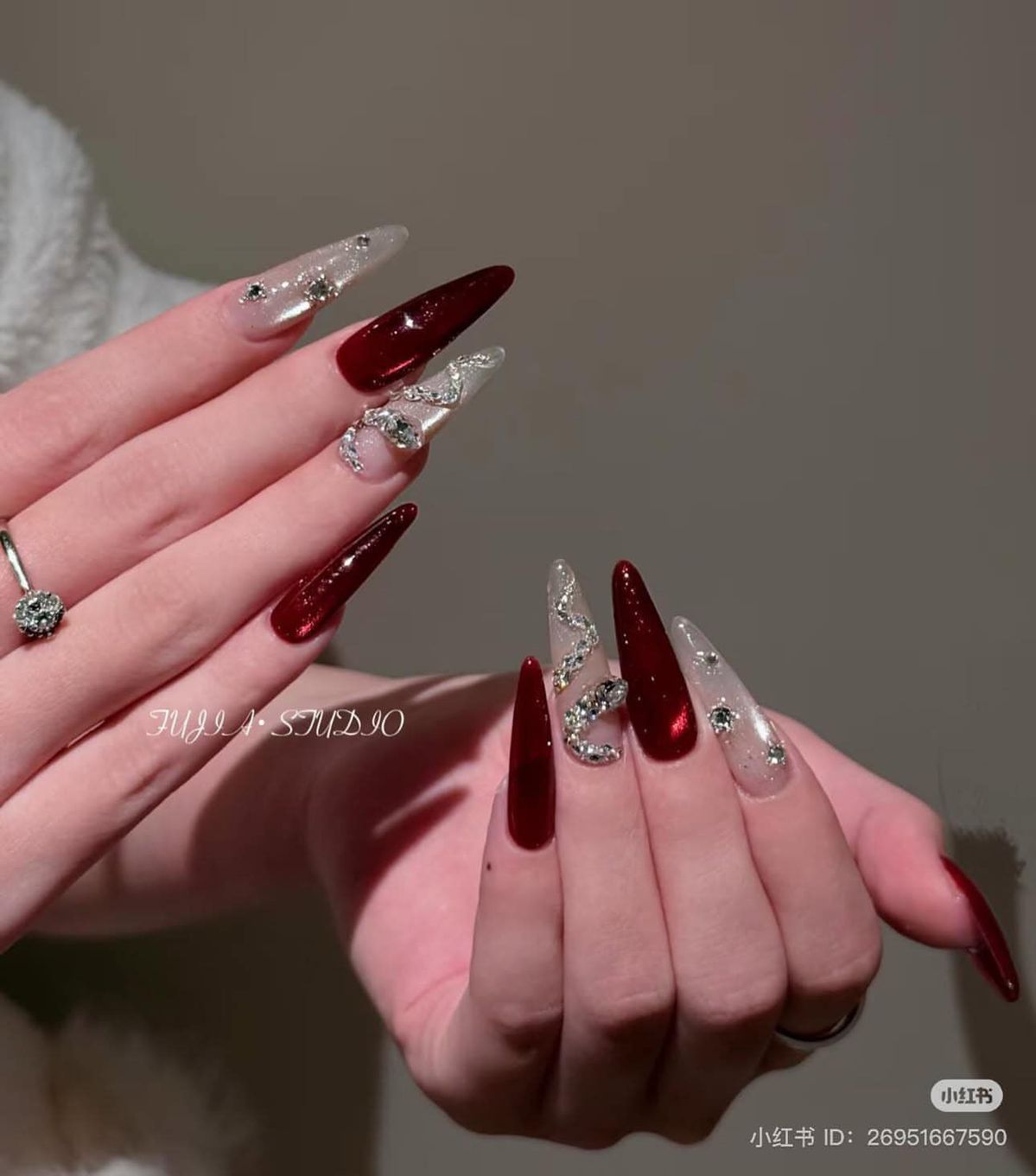 Chỉ một tone đỏ, biến hóa 3 kiểu nail cho đi làm / đi chơi / đi tiệc