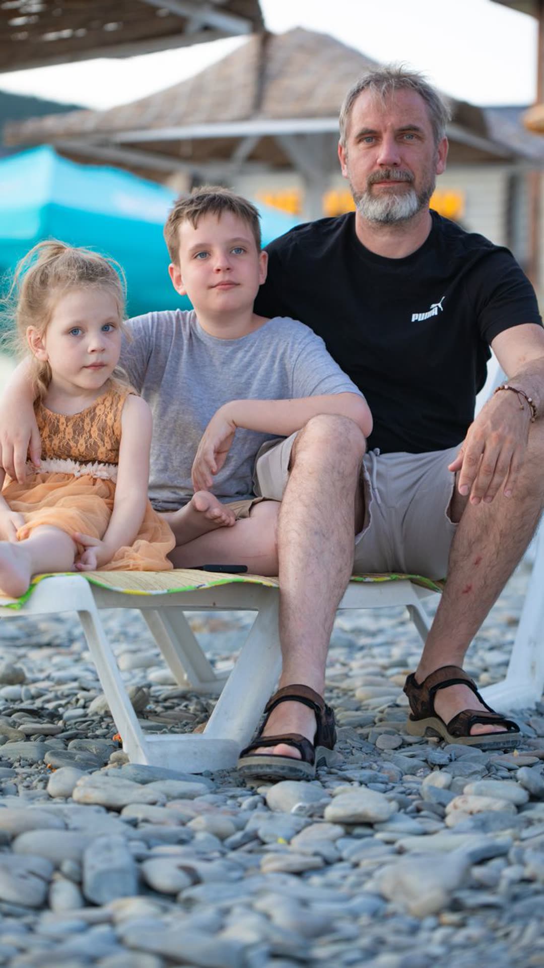 Familia disfrutando de la playa en vacaciones