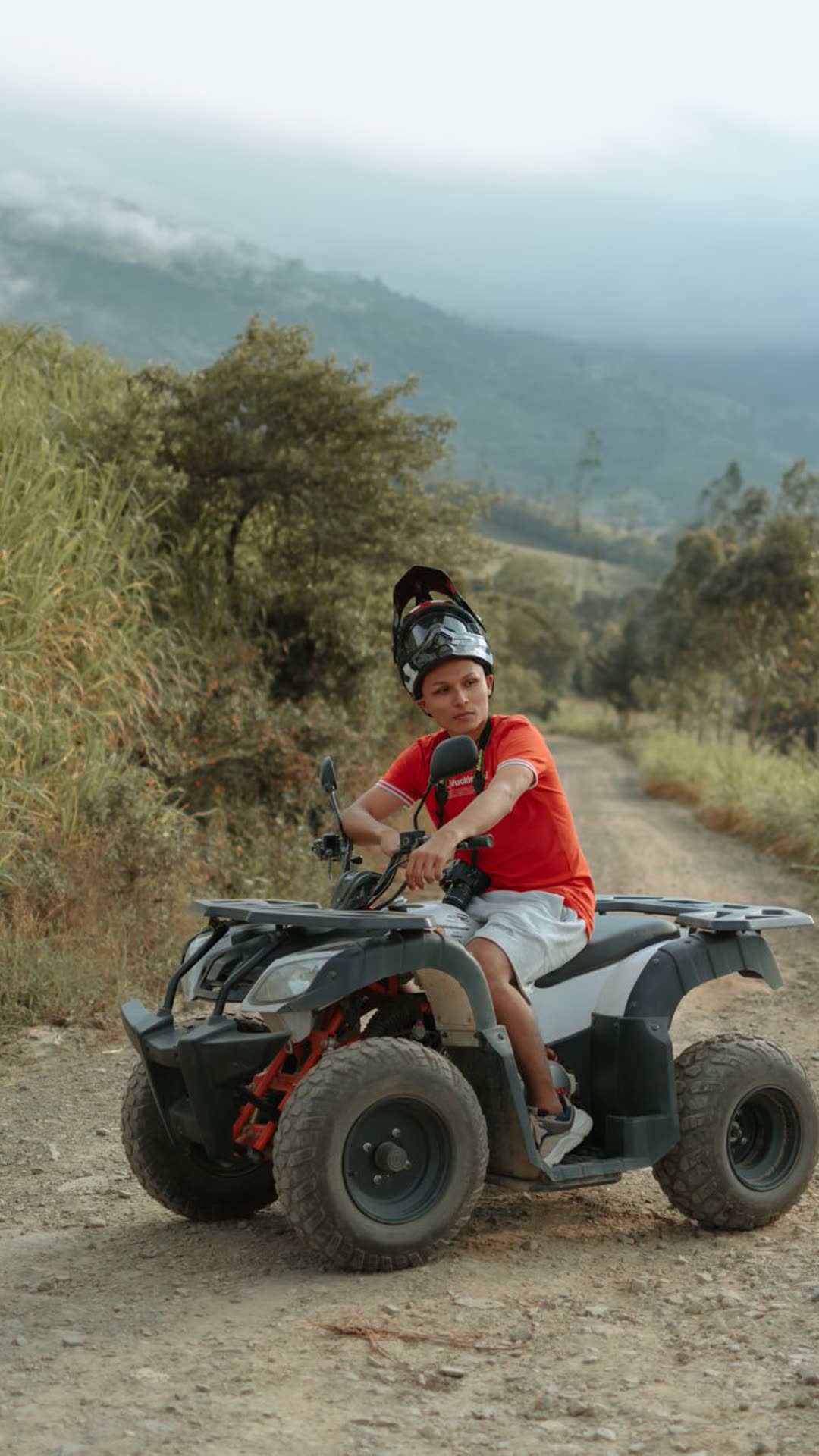 Cuatrimoto recorriendo un camino de tierra en la selva