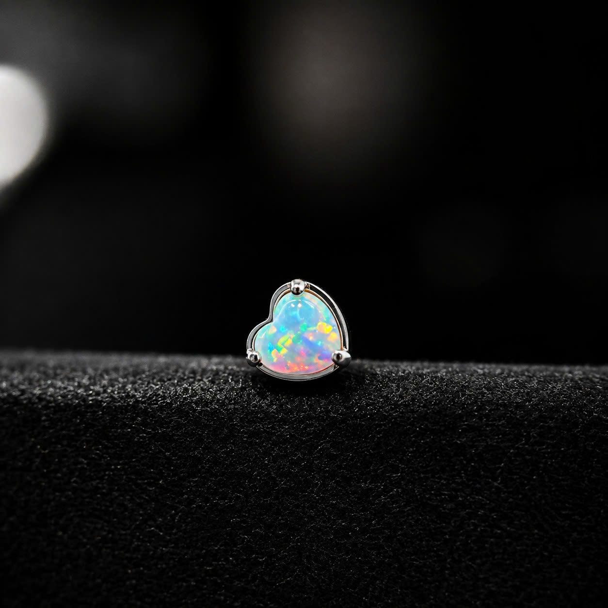 khuyên lưỡi titan trái tim opal trắng.