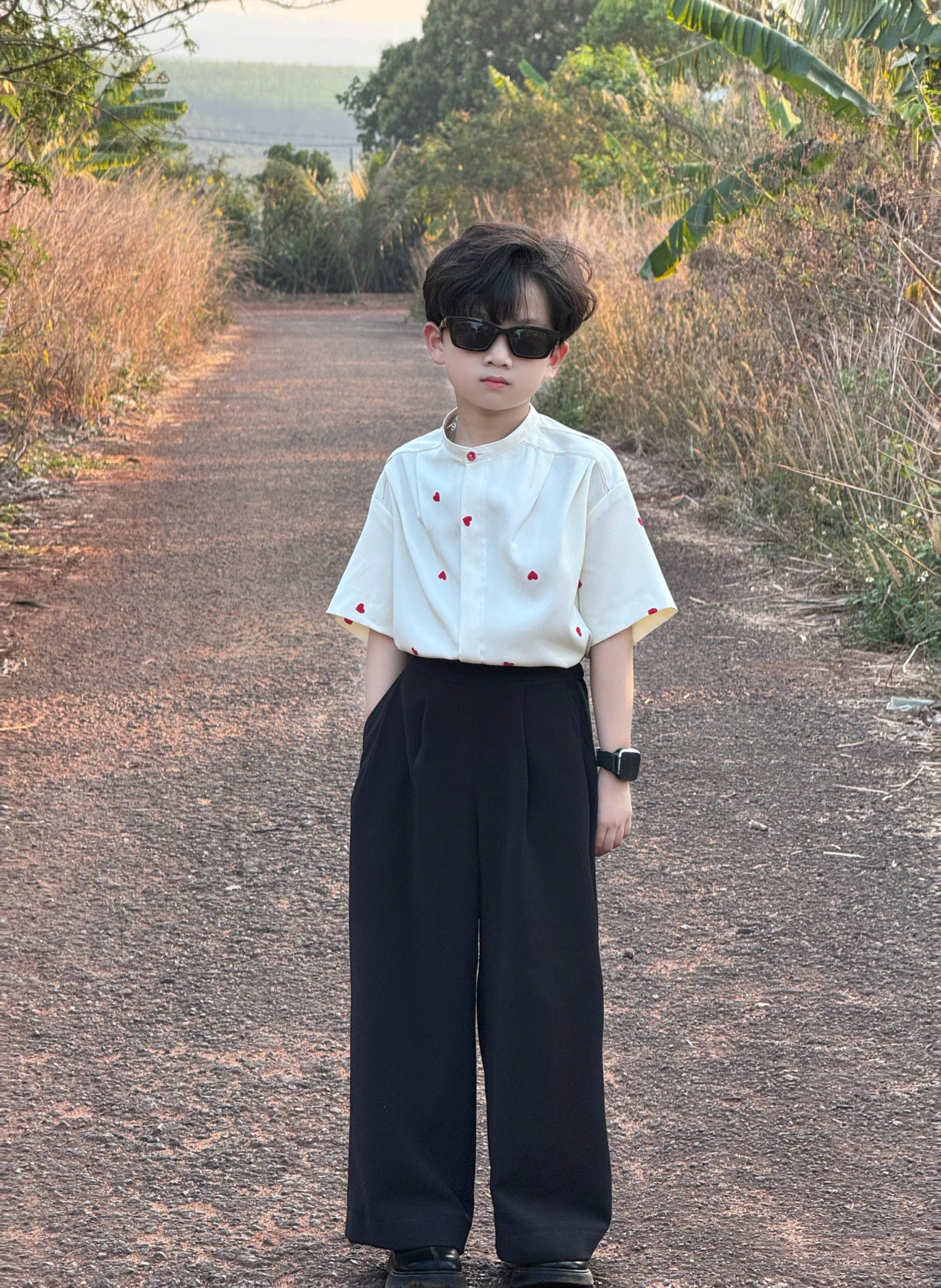 Áo Màu Kem Cổ Chân Form Rộng, Quần Suông Đen Đai Bằng Ống Rộng Cho Bé_thumbnail_3