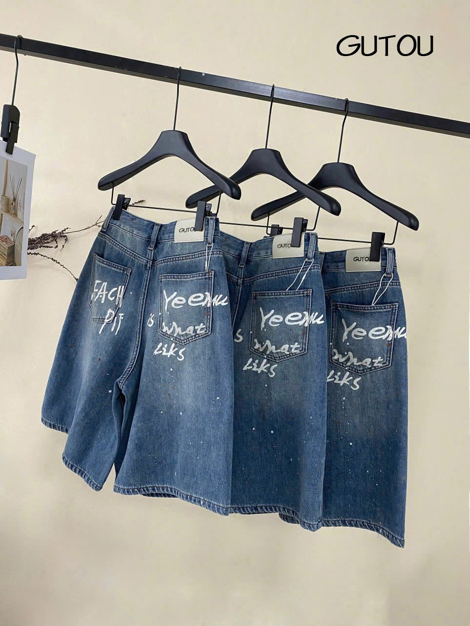 [ GUTOU ] Quần Jean Lửng Wash Xanh Vẩy Sơn Phối Chữ Peach Fit_thumbnail_4