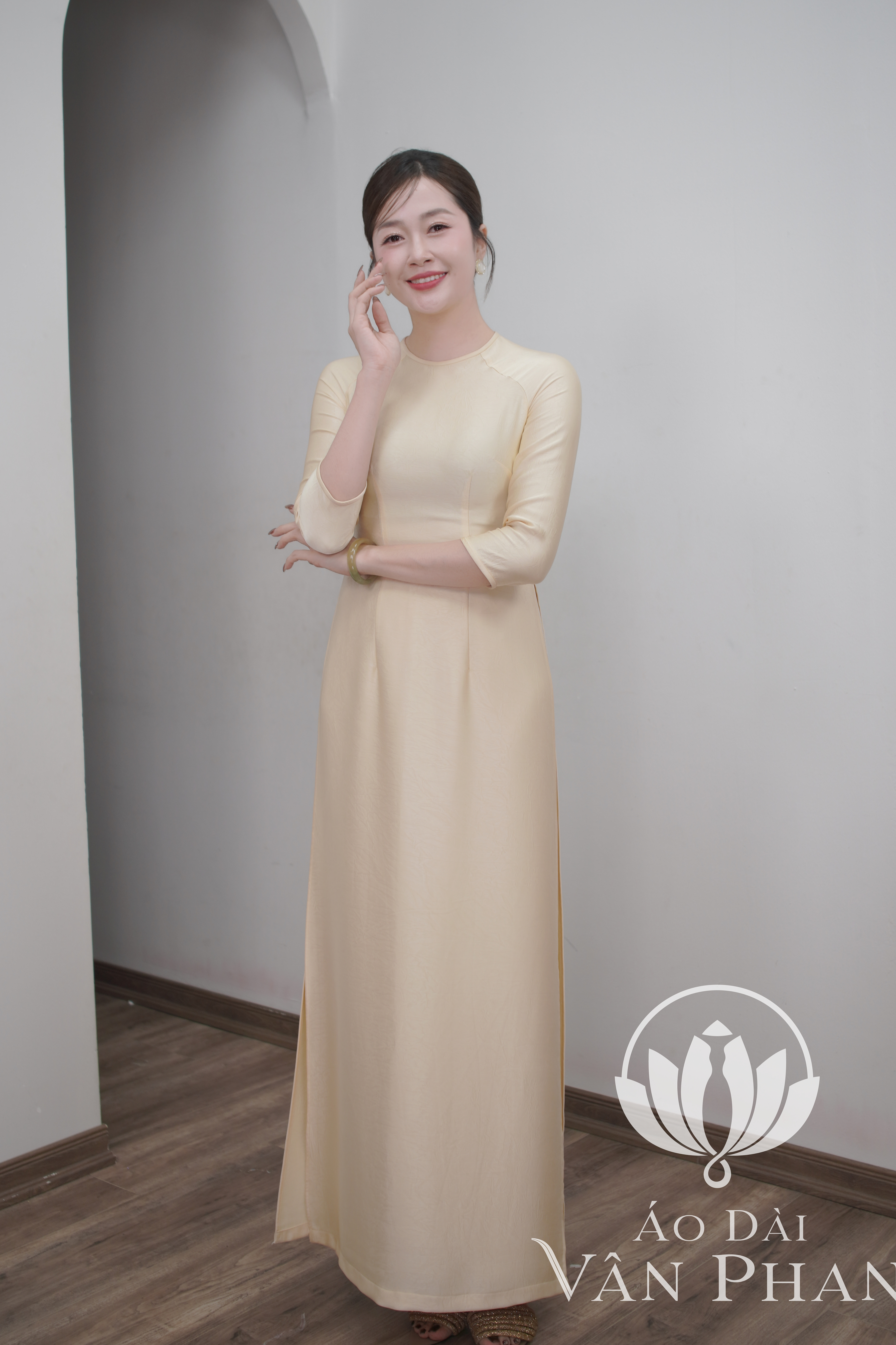 A3220CT áo dài cổ khít tay lỡ lụa duba màu kem_thumbnail_3