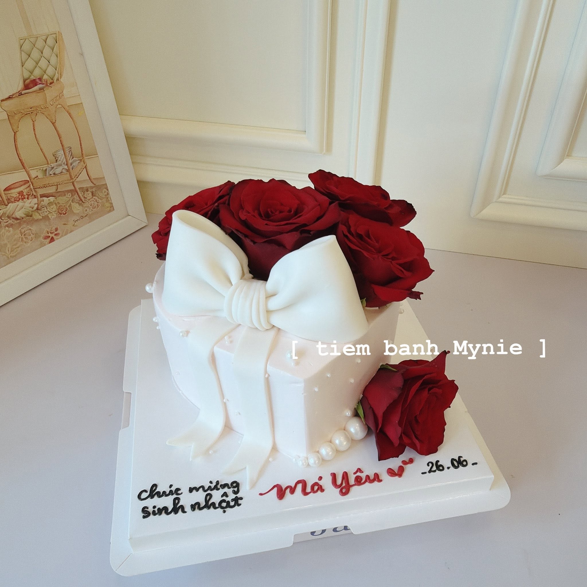 Bánh kem trái tim trang trí hoa tươi và nơ - MH0095
