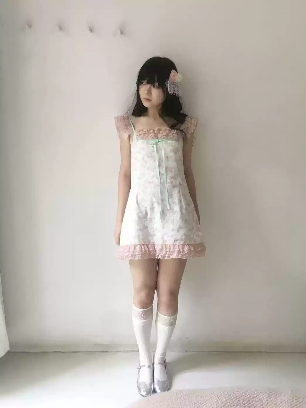 SicAstra Đầm hoa vintage kiểu Mori với tay áo bồng bềnh, viền ren và chân váy chữ A ôm eo.