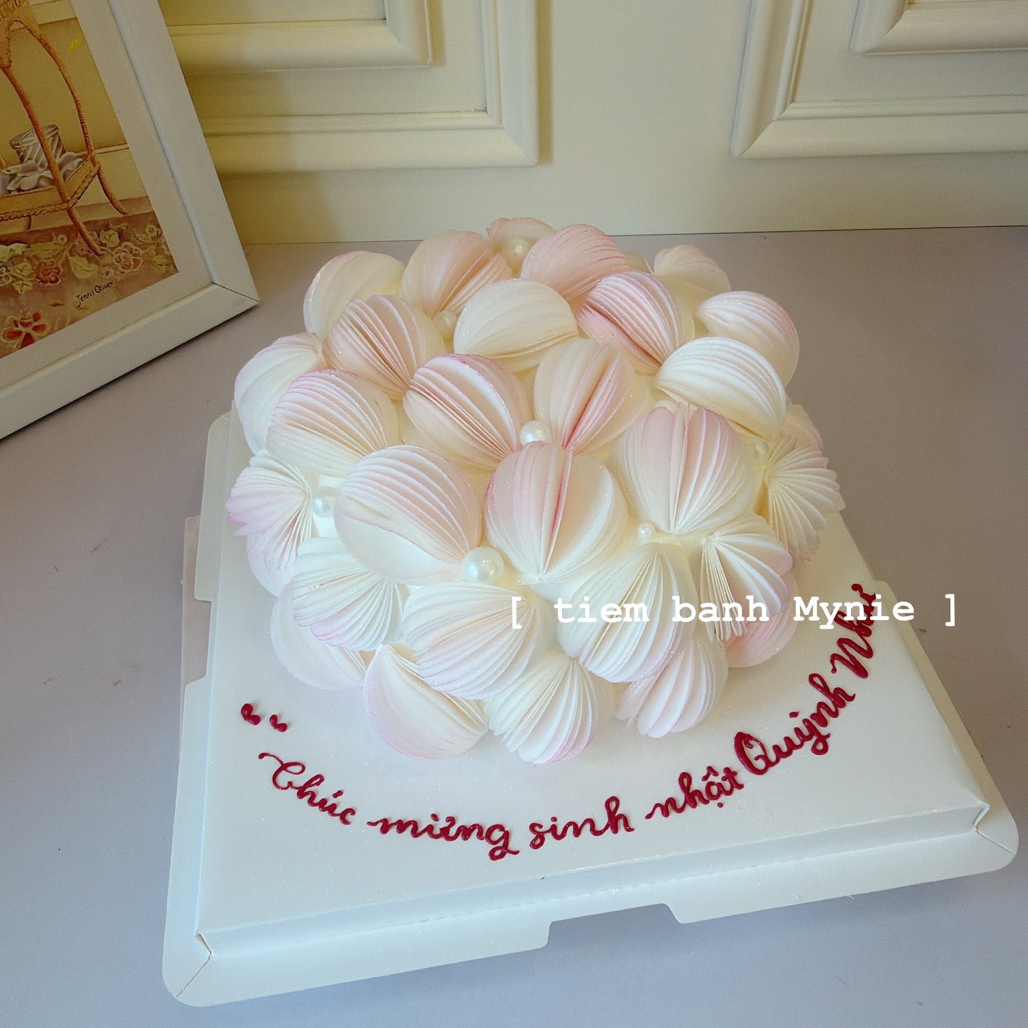 Bánh kem trang trí hoa giấy gạo tone hồng - MH0196