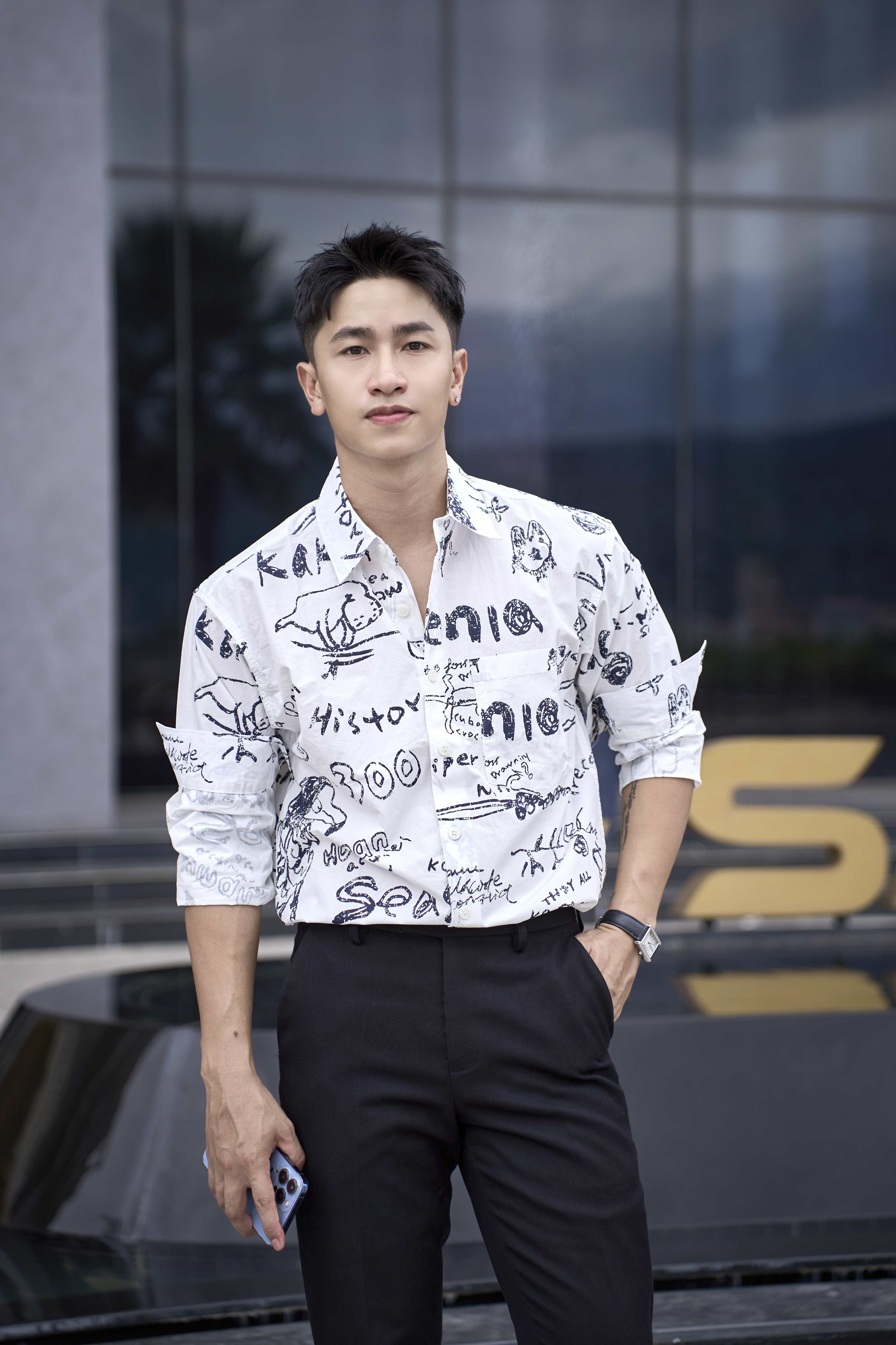 SA116 - Áo sơ mi nam dài tay in họa tiết phong cách Nhật Bản, dáng rộng thoải mái, màu trắng và xanh hoàng gia