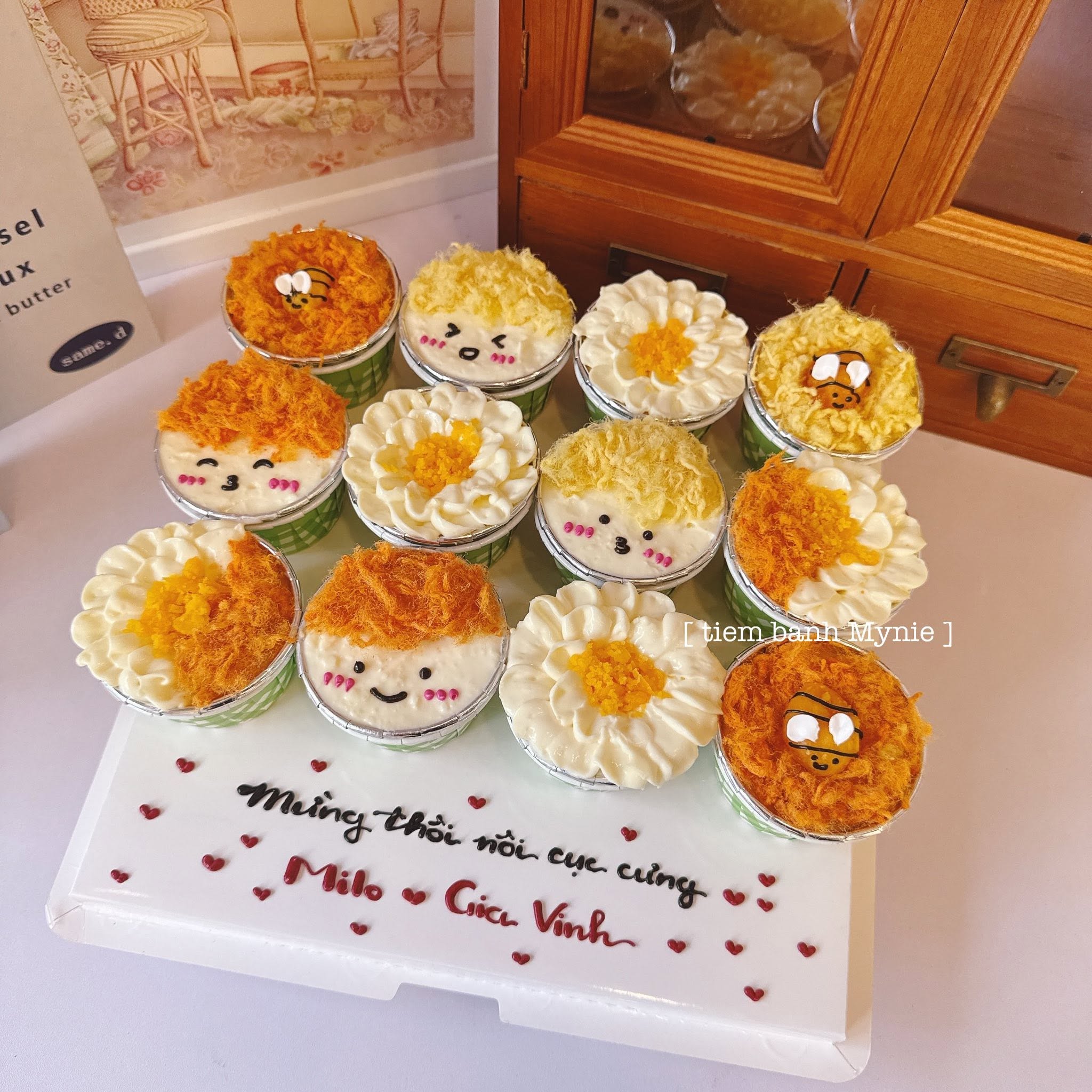 Set bánh cupcake bông lan trứng muối