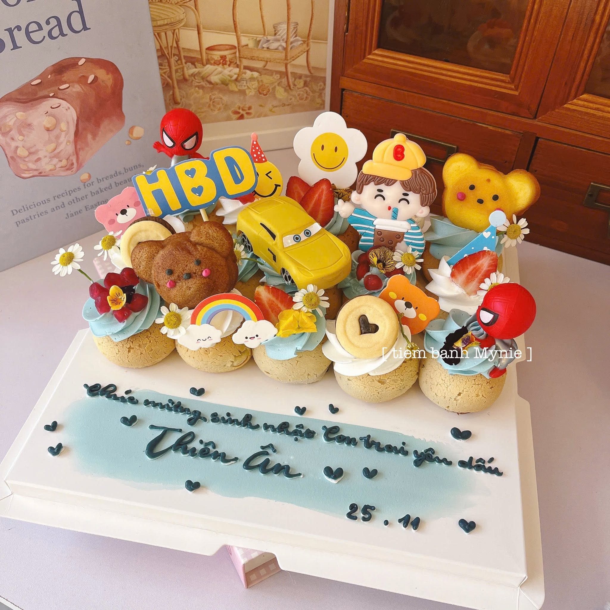 Set bánh su kem trang trí trái cây mix bánh quy, tone màu cho bé trai