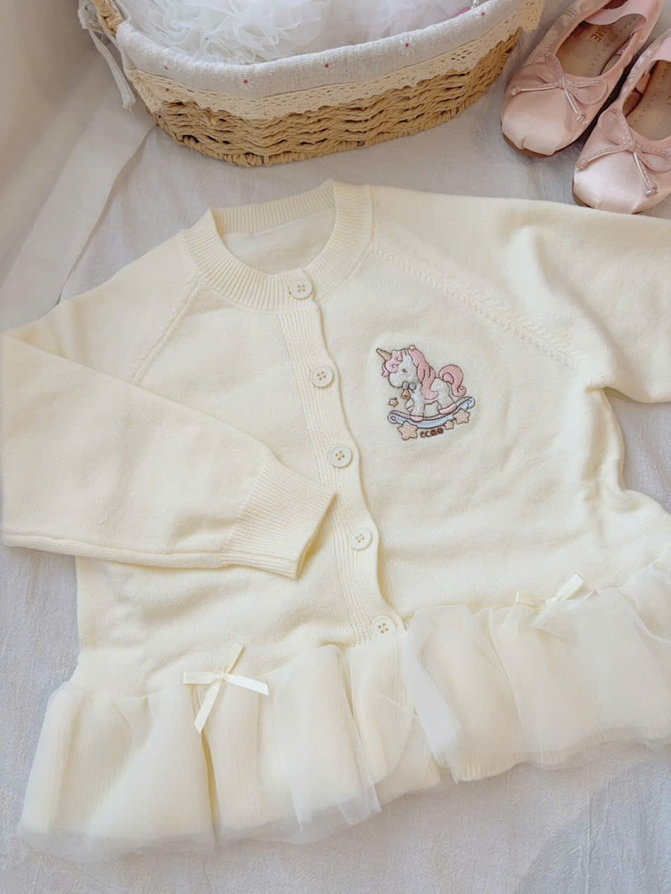 UC50 - Áo cardigan phối voan thêu ngựa màu kem 278172