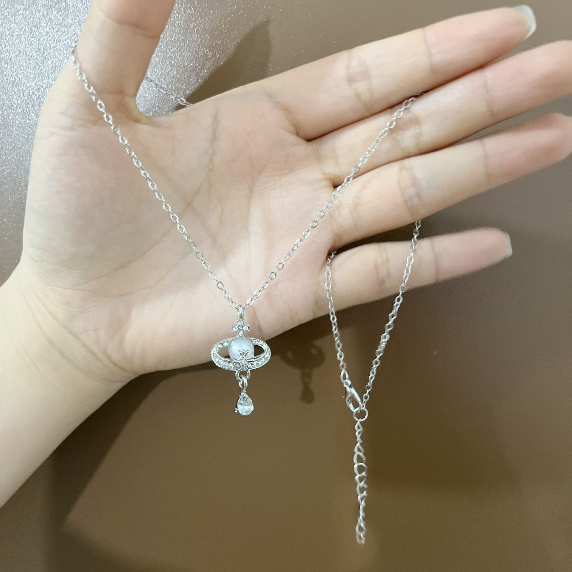 Dây chuyền ngọc trai Saturn dành cho nữ 2025 Dây chuyền xương đòn nhiều lớp mới sang trọng cao cấp Phụ kiện cá tính Màu sắc: Dây chuyền ngọc trai Saturn đơn