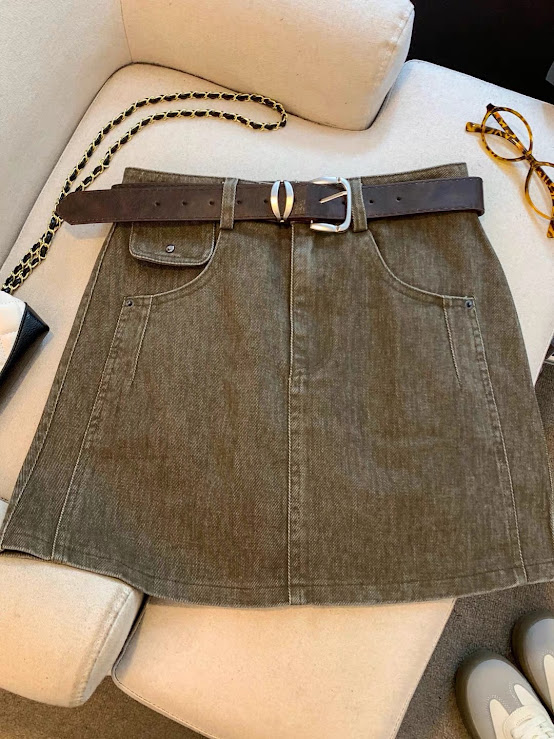 Lucas - Chân váy Jeans dáng ngắn bổ túi, phối nắp túi đính cúc kim loại viền dọc 2 bên + belt da bản lớn