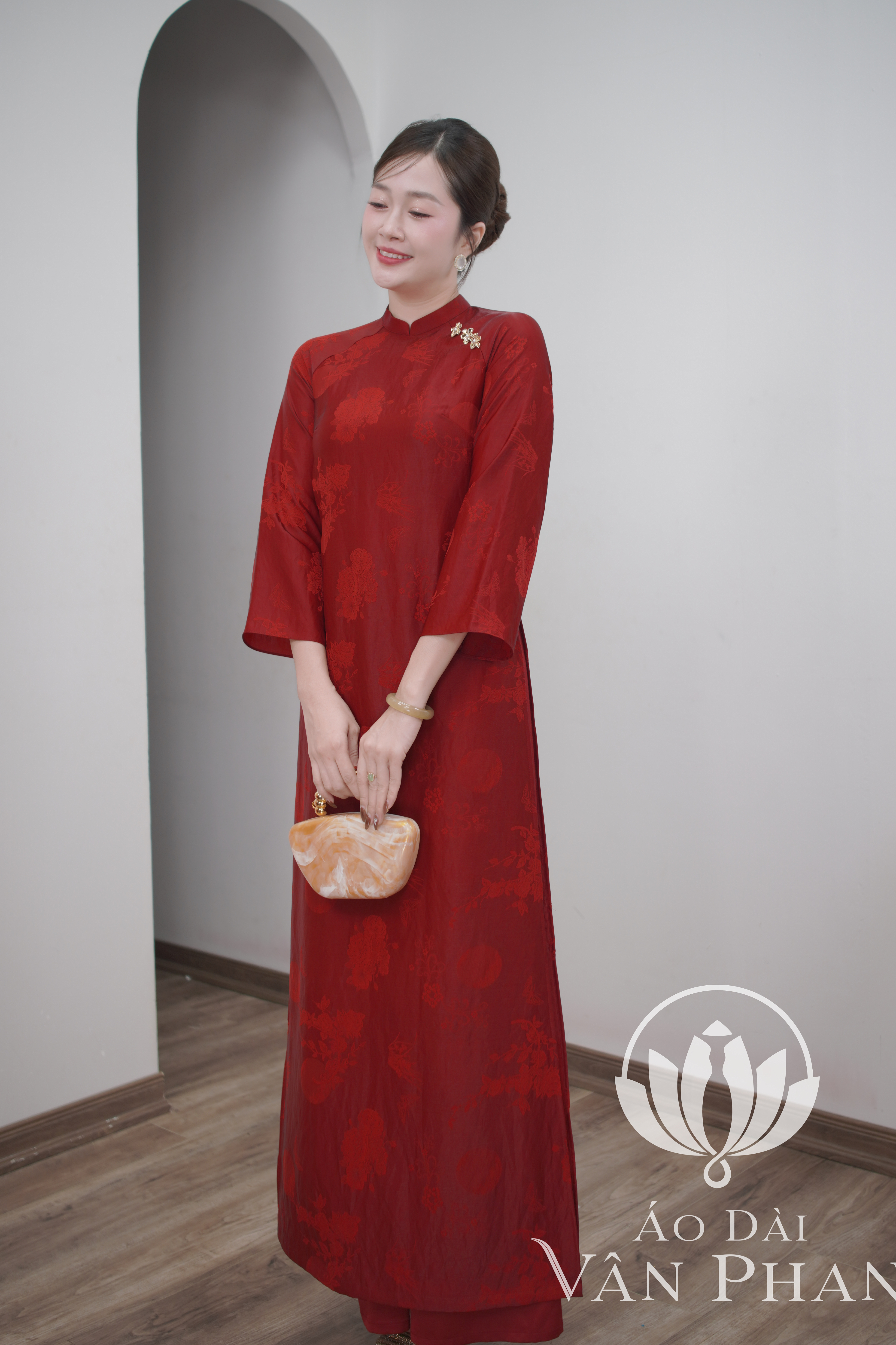 CT337 áo dài cách Tân cổ 2p tay dài loe tơ tằm đỏ đô ánh trắng