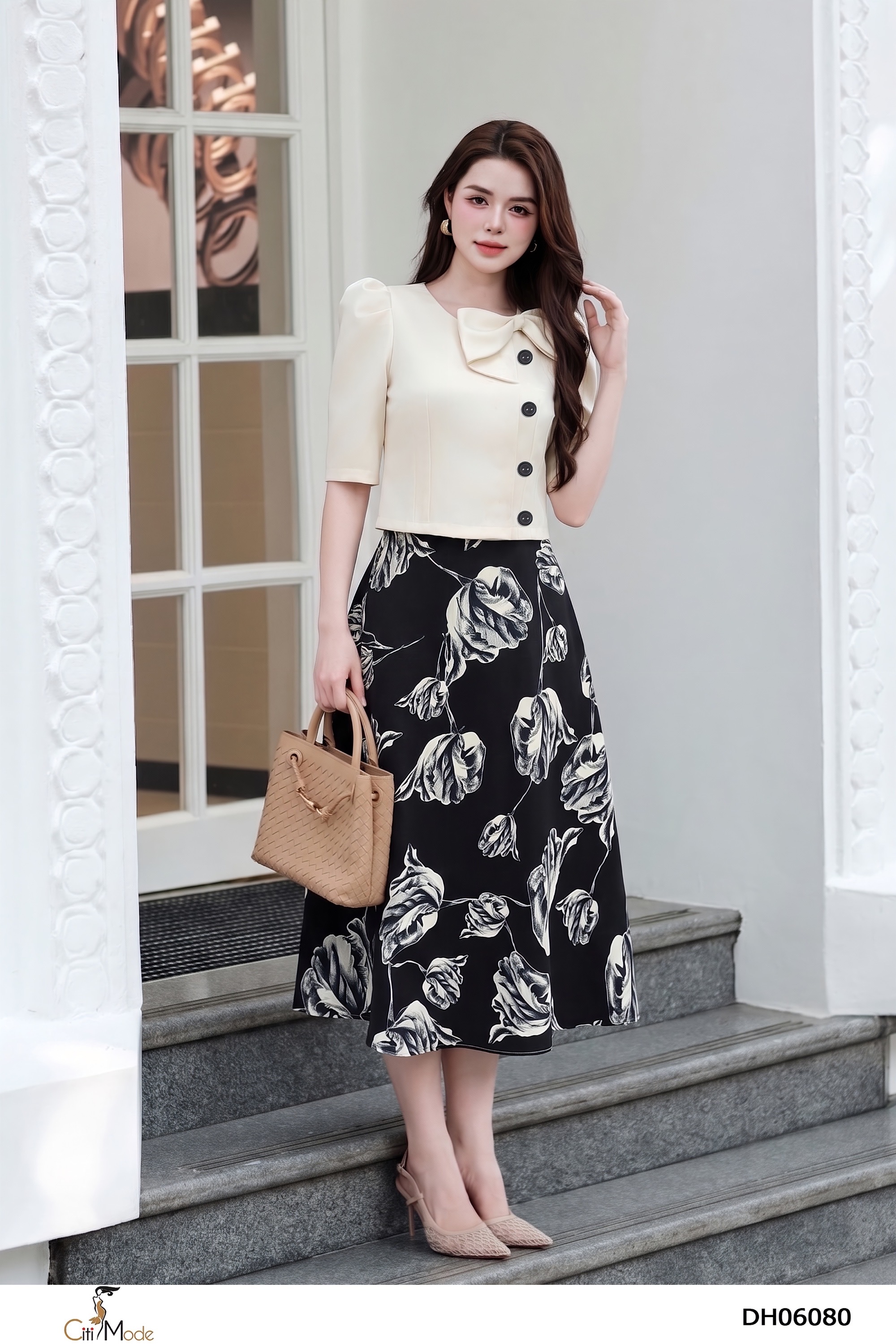 Đầm xòe hoa đen phối trắng kem, nơ cổ tay lỡ