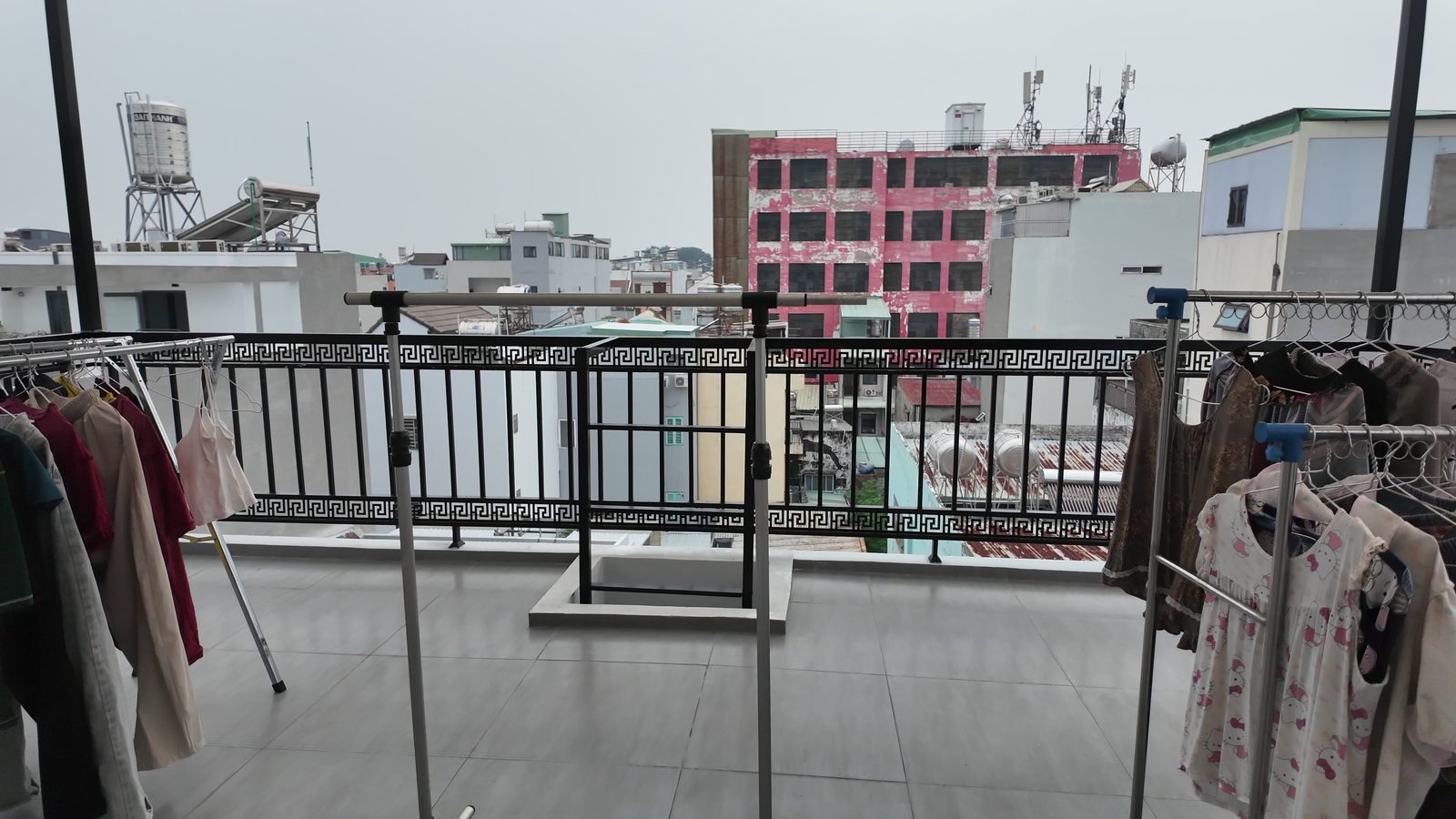 Sân phơi chung tầng trên cùng