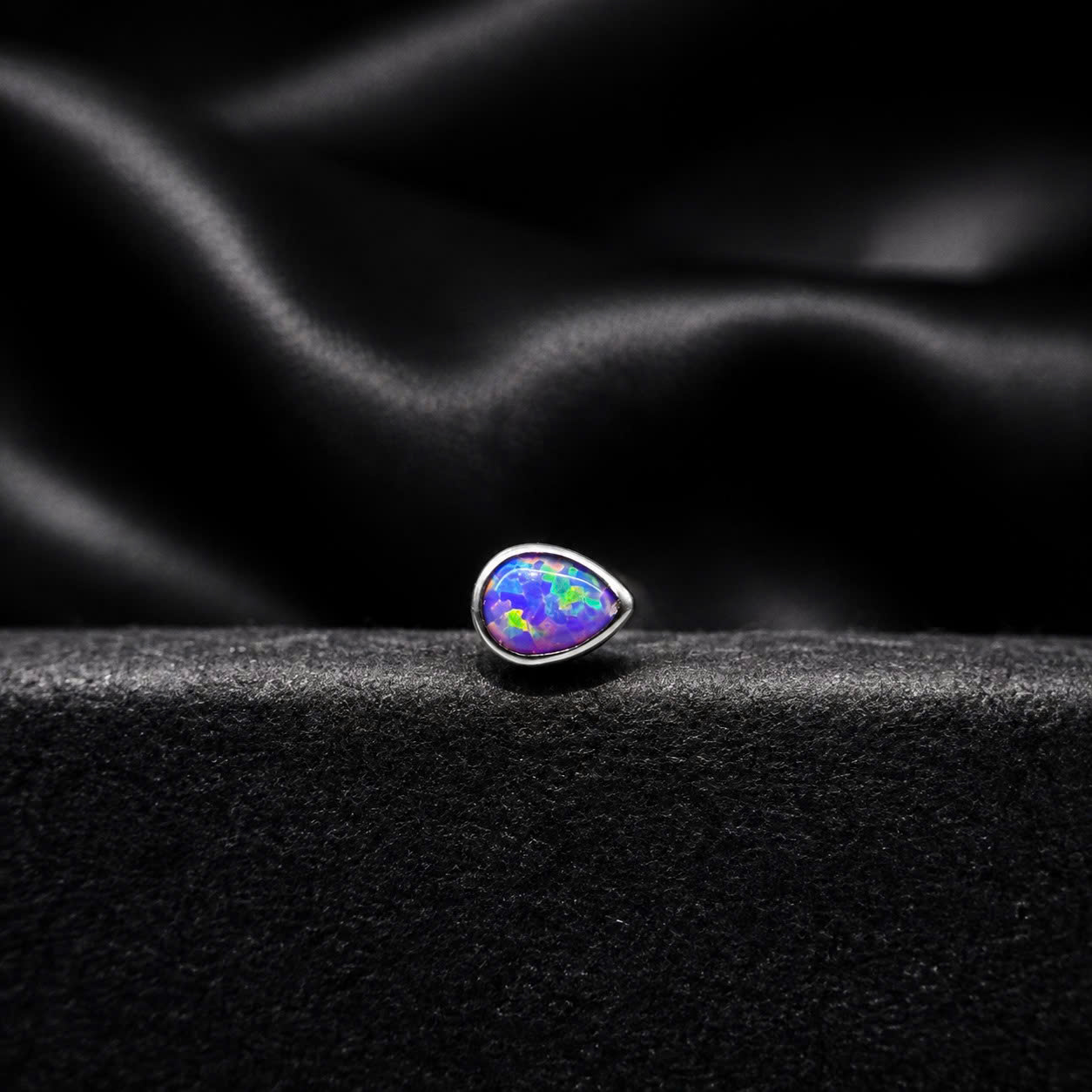khuyên lưỡi titan giọt nước opal tím 3mm.