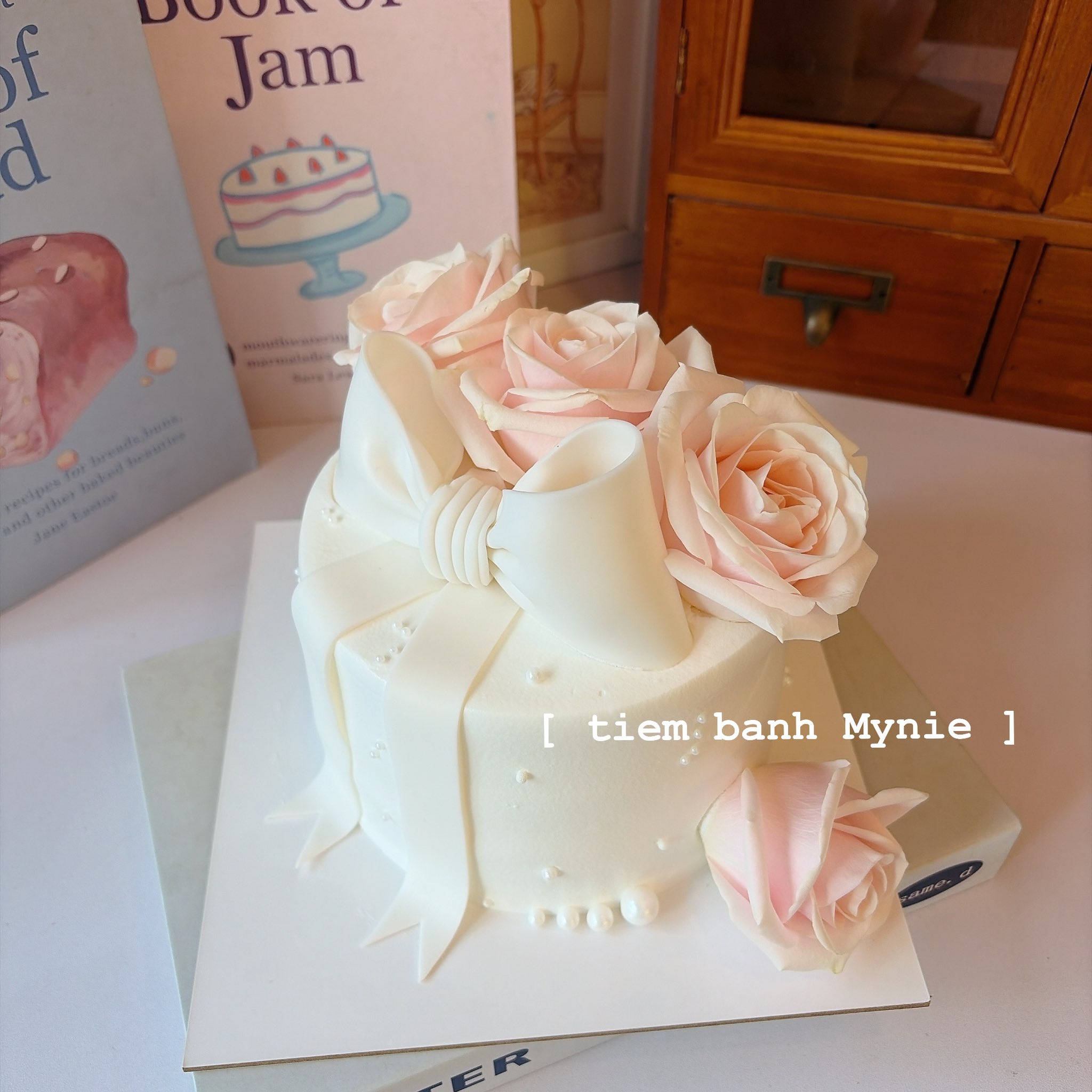 Bánh kem trang trí hoa tươi - MH0192