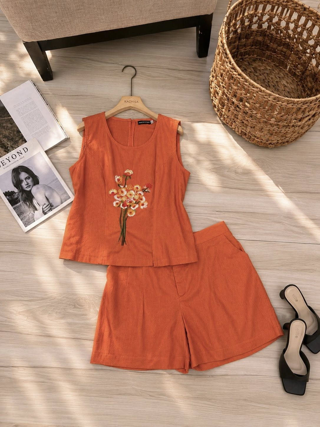 Bộ linen bột đùi áo sát nách xẻ tà thêu bó hoa