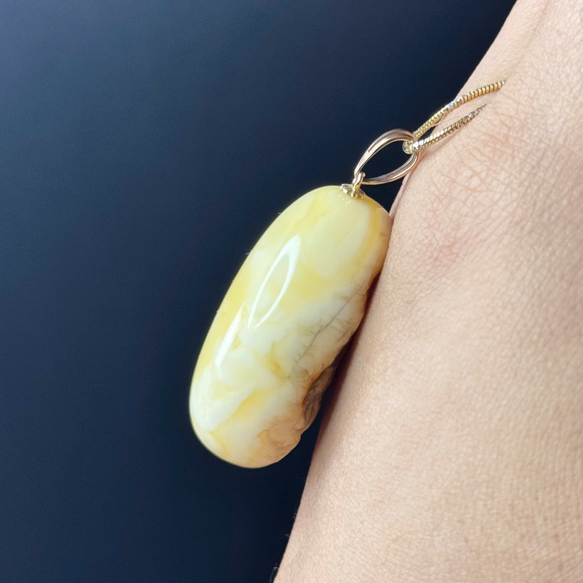 Mặt Dây Chuyền Hổ Phách Hoàng Gia Mật Bạch Oval Chốt Vàng - Mã 4465_thumbnail_2