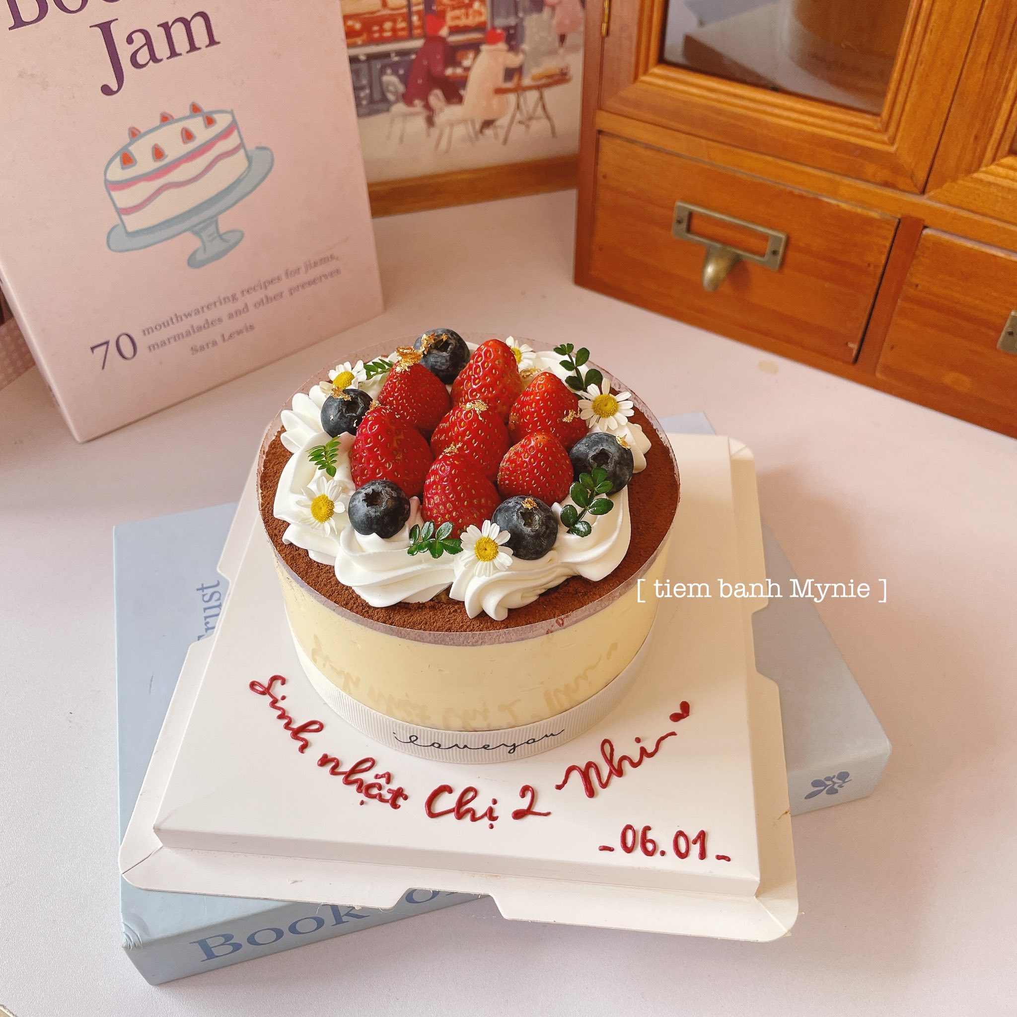 Bánh tiramisu trang trí dâu tây - TM001_thumbnail_4