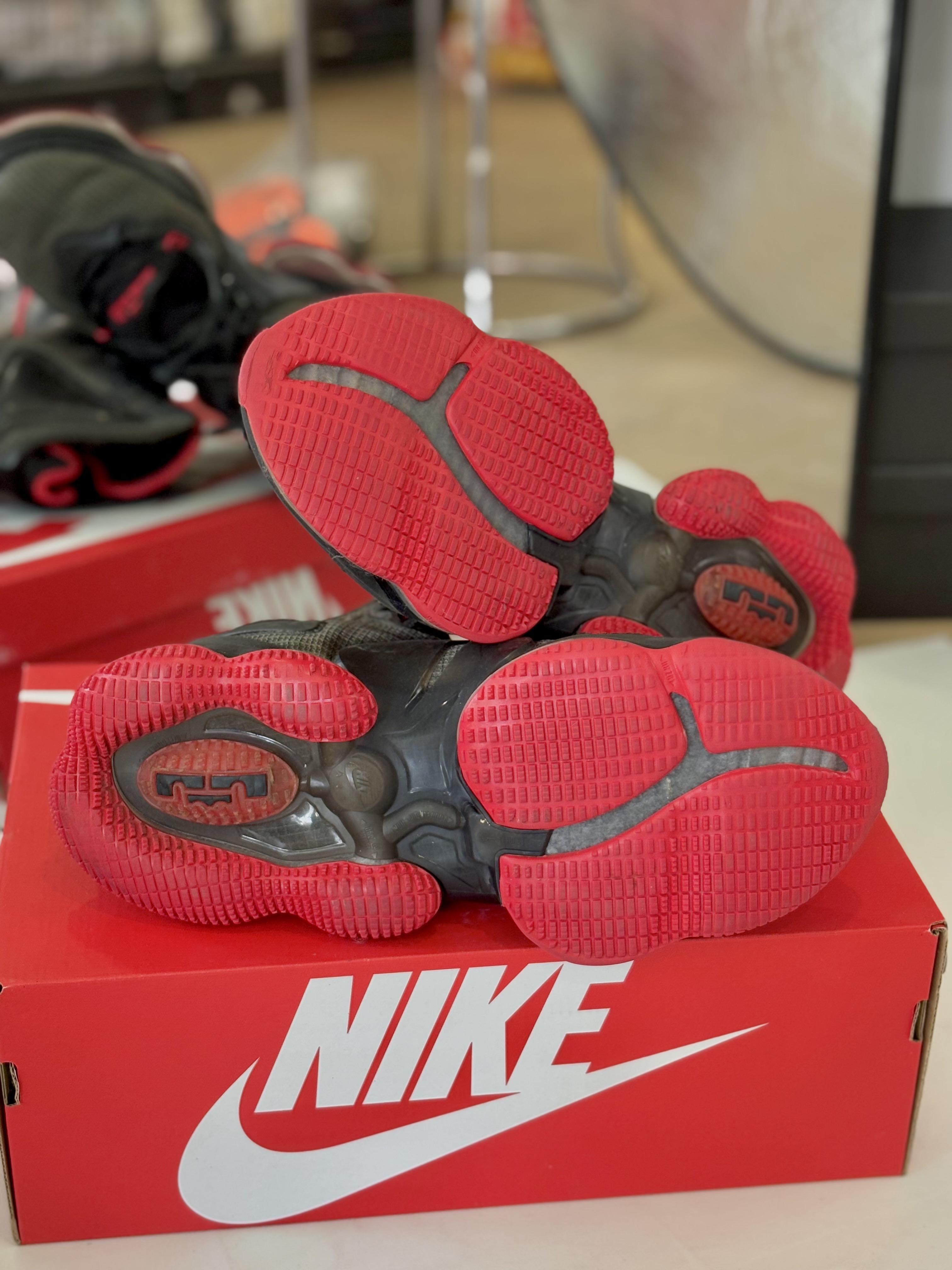 Nike LeBron 19 DC9338-001_thumbnail_2